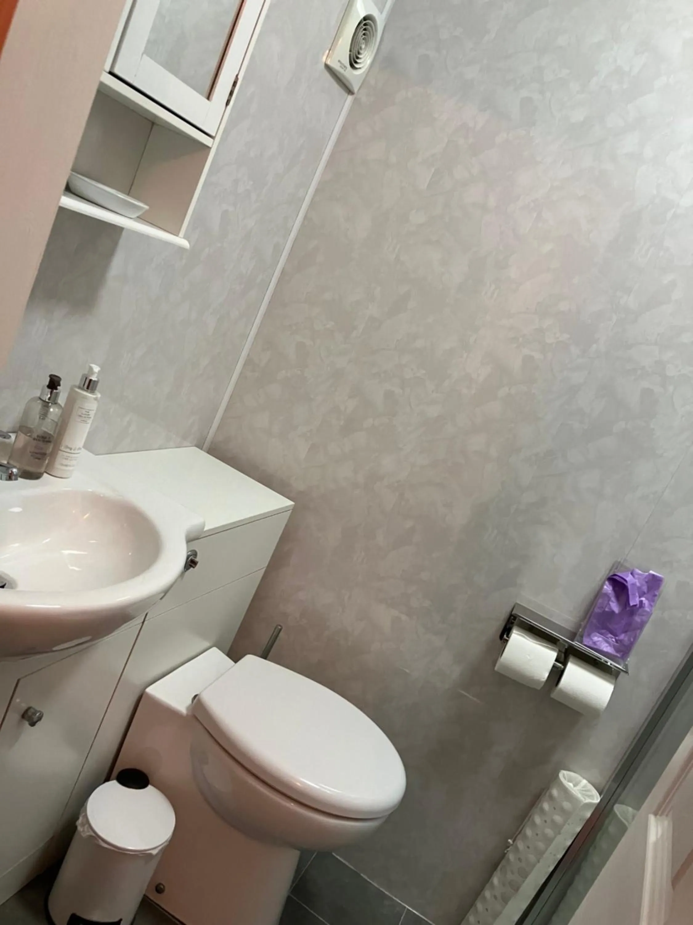 Shower in Cliveden Guest House