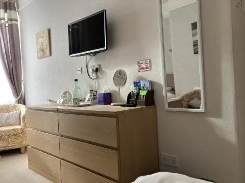 Bedroom, Bed in Cliveden Guest House