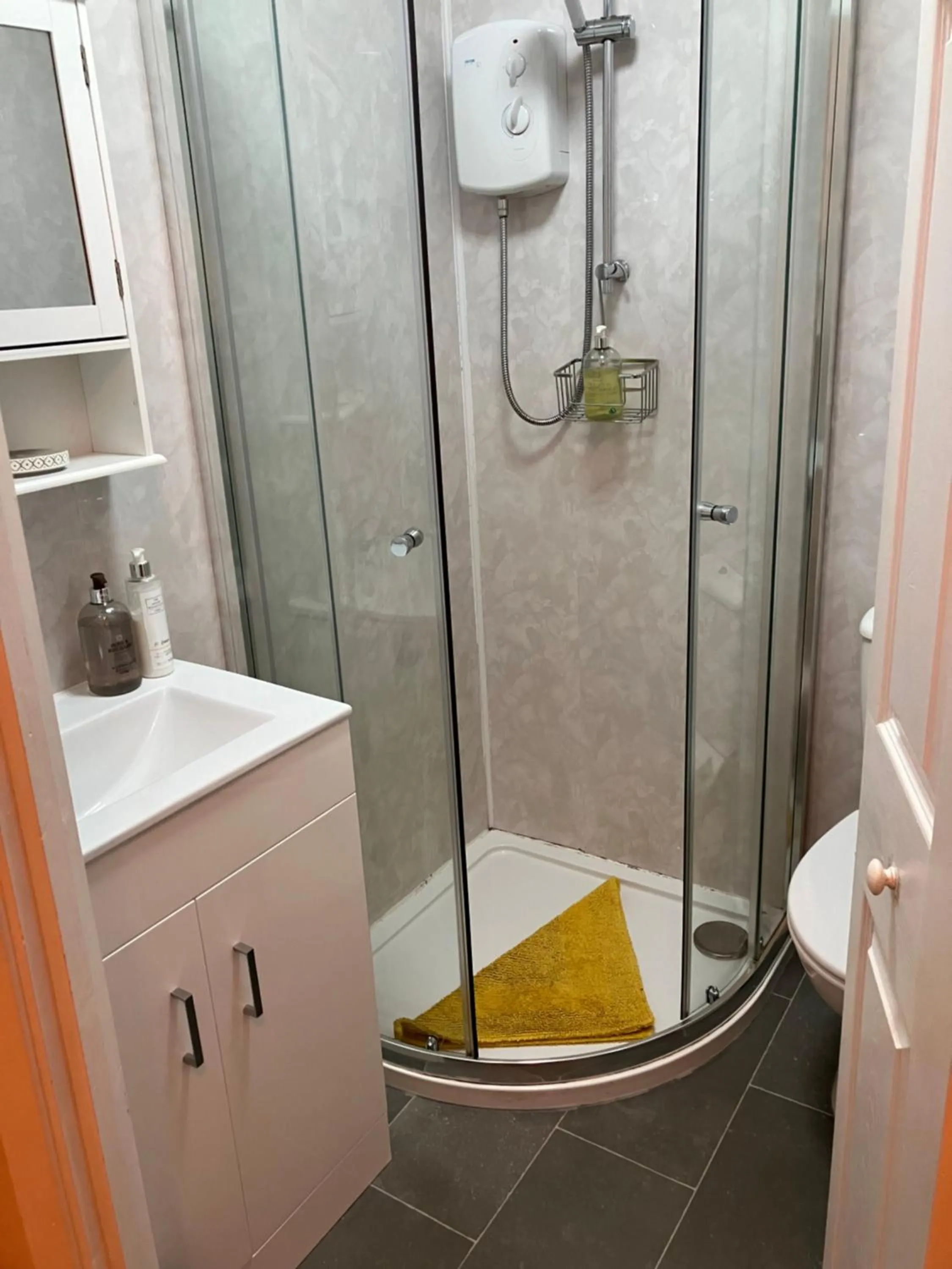 Shower in Cliveden Guest House