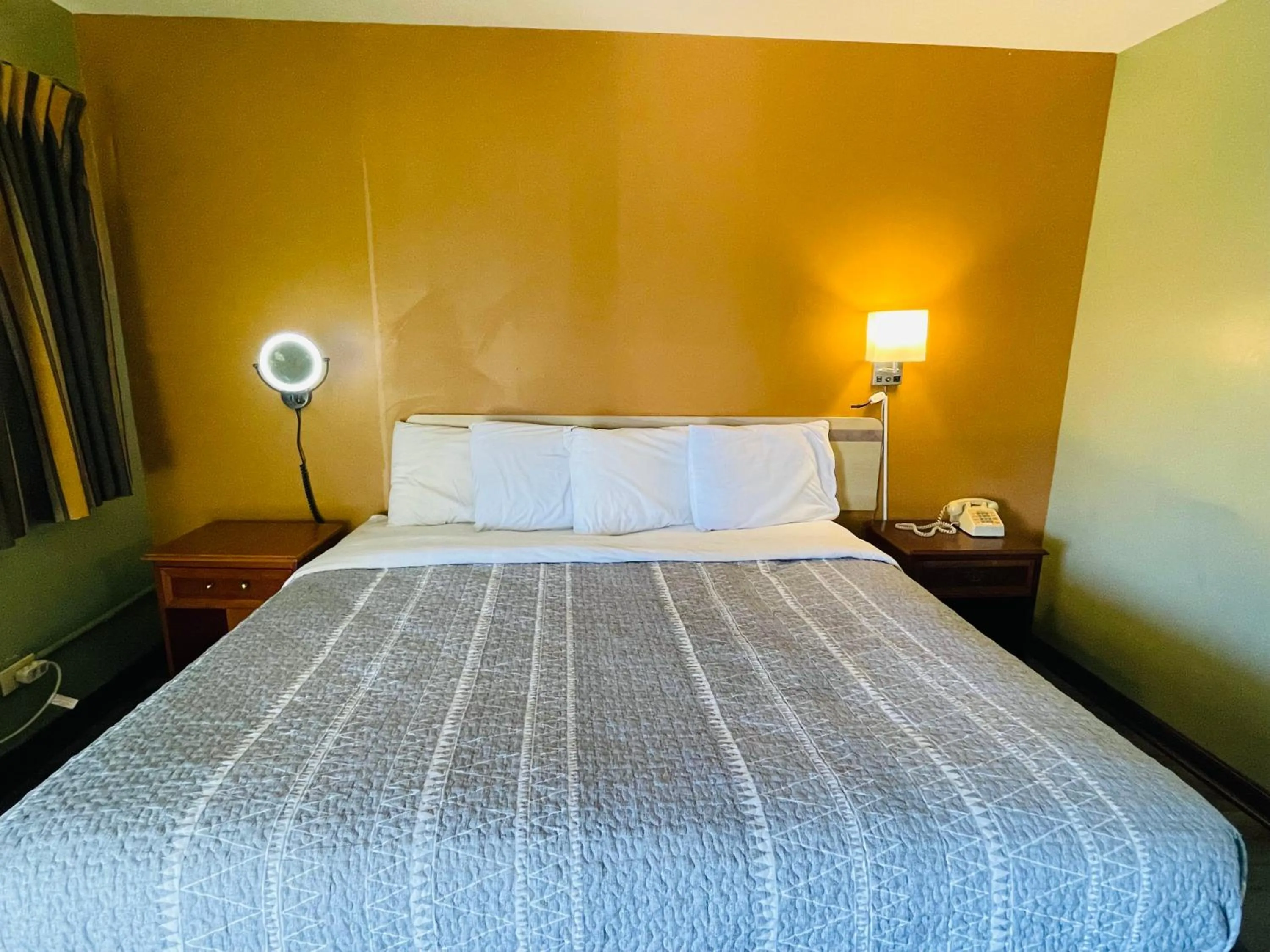 Bedroom in Budget Inn Pulaski