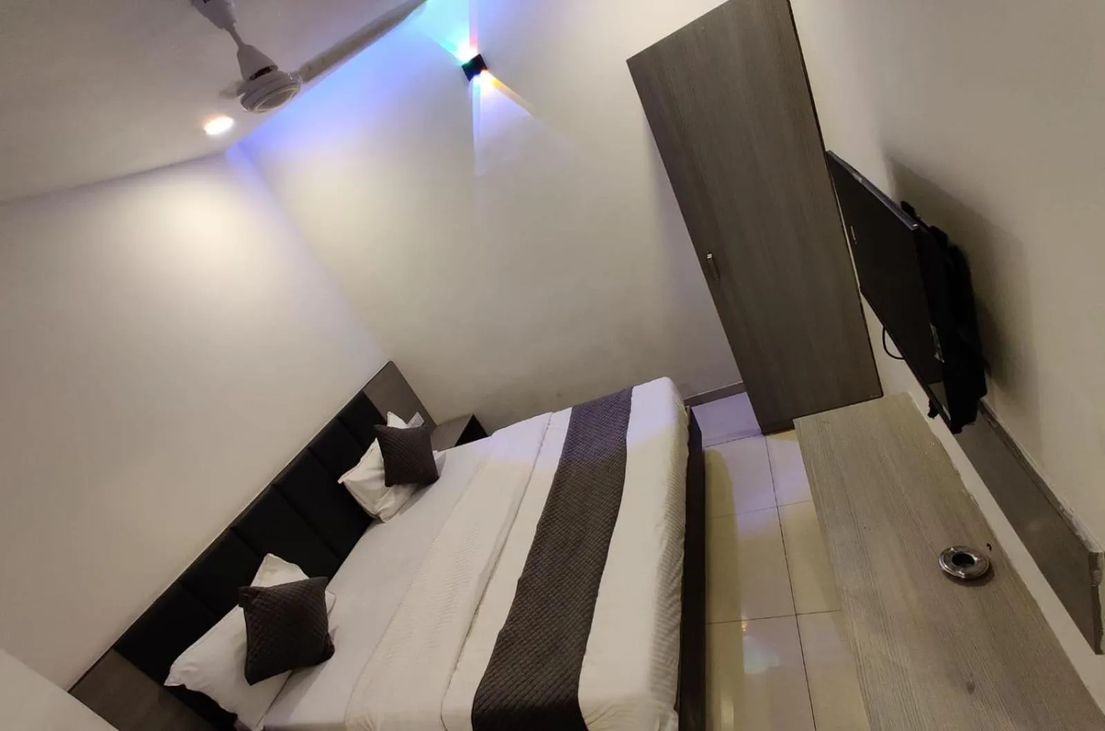 Property building, Bed in Hotel Selfie Inn