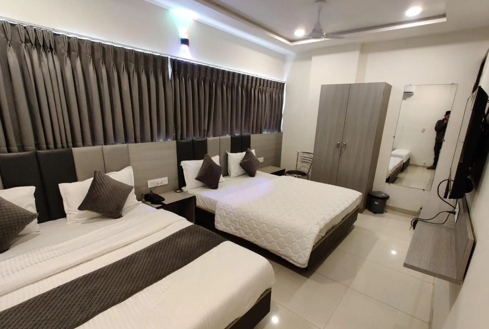 Communal lounge/ TV room, Bed in Hotel Selfie Inn