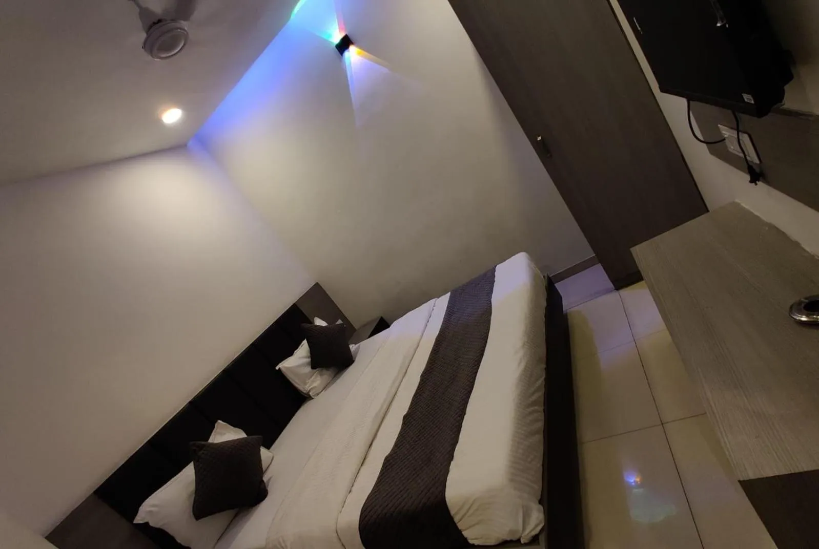 Property building, Bed in Hotel Selfie Inn