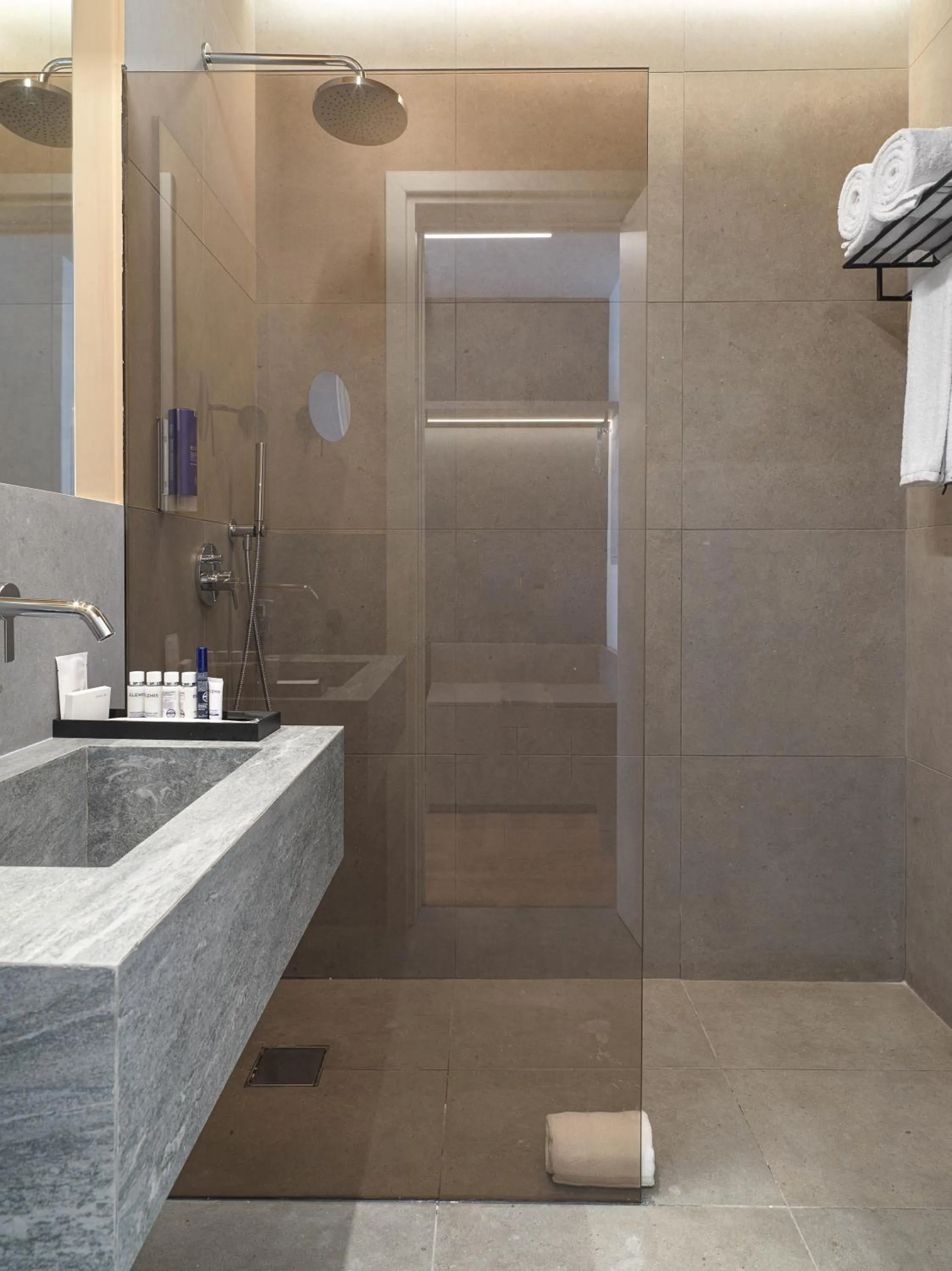 Shower in Alinea Market Agora Square