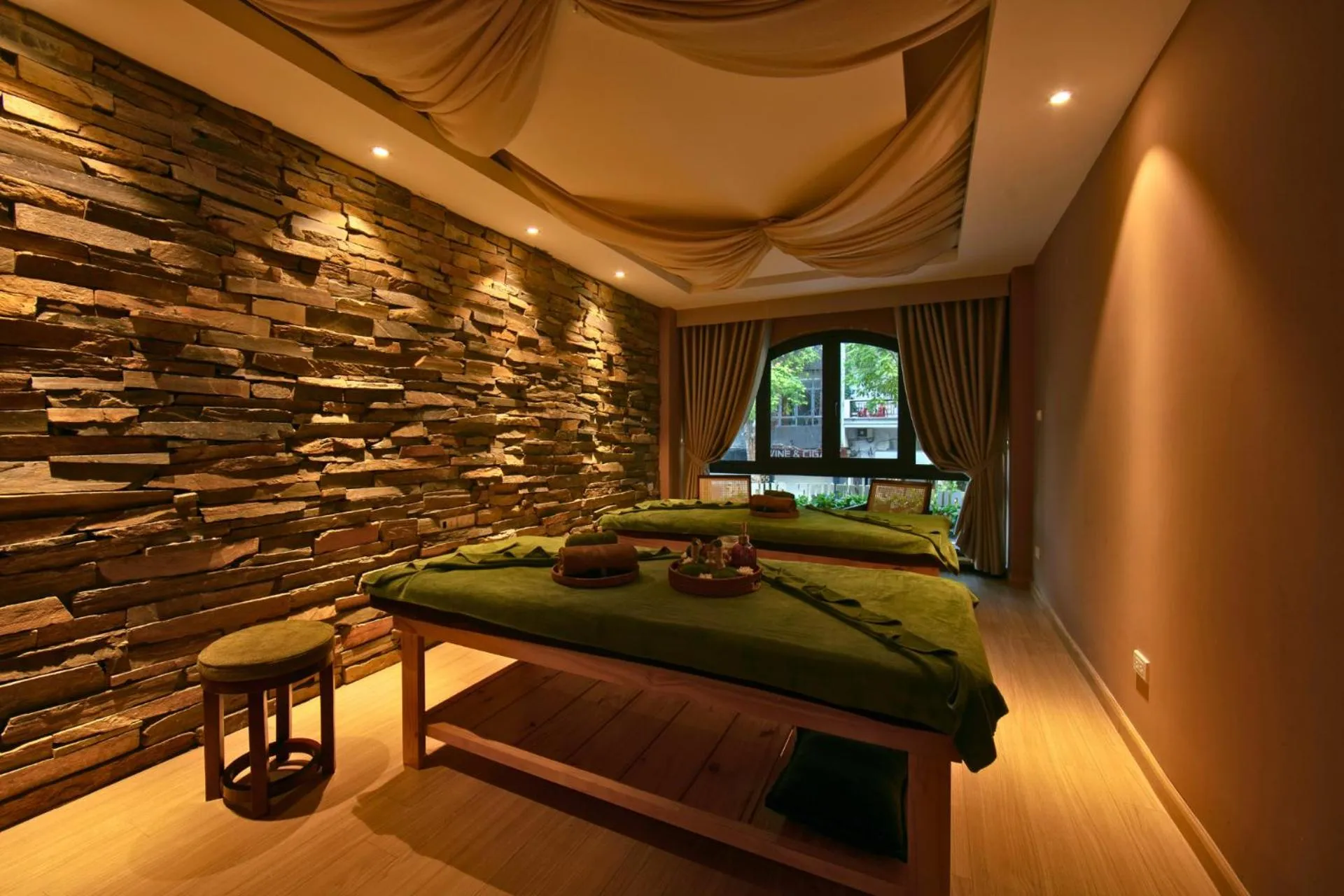 Massage, Bed in Brilliant Nature Suites & Spa