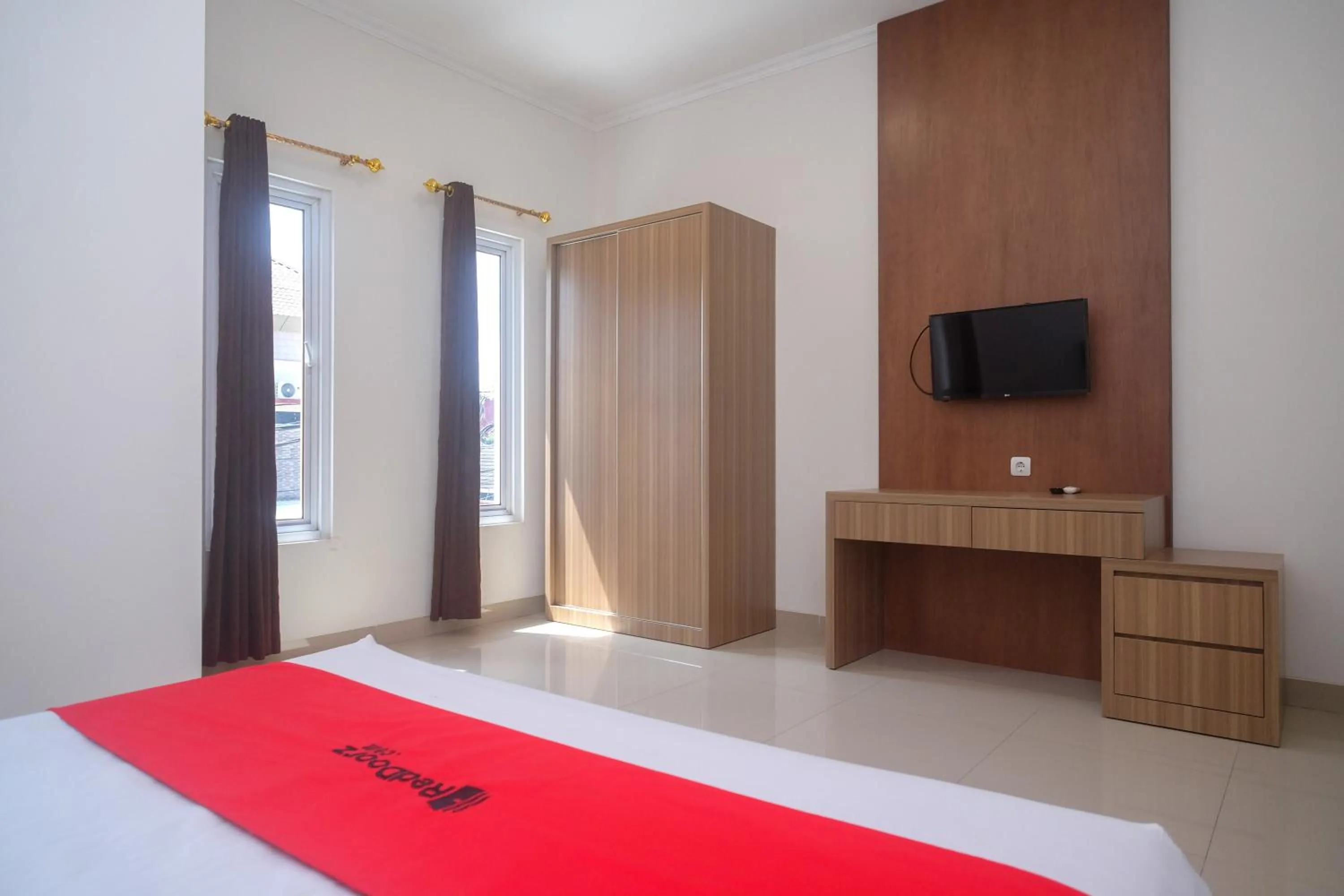 Bedroom, Bed in RedDoorz near Stasiun Solo Balapan 3