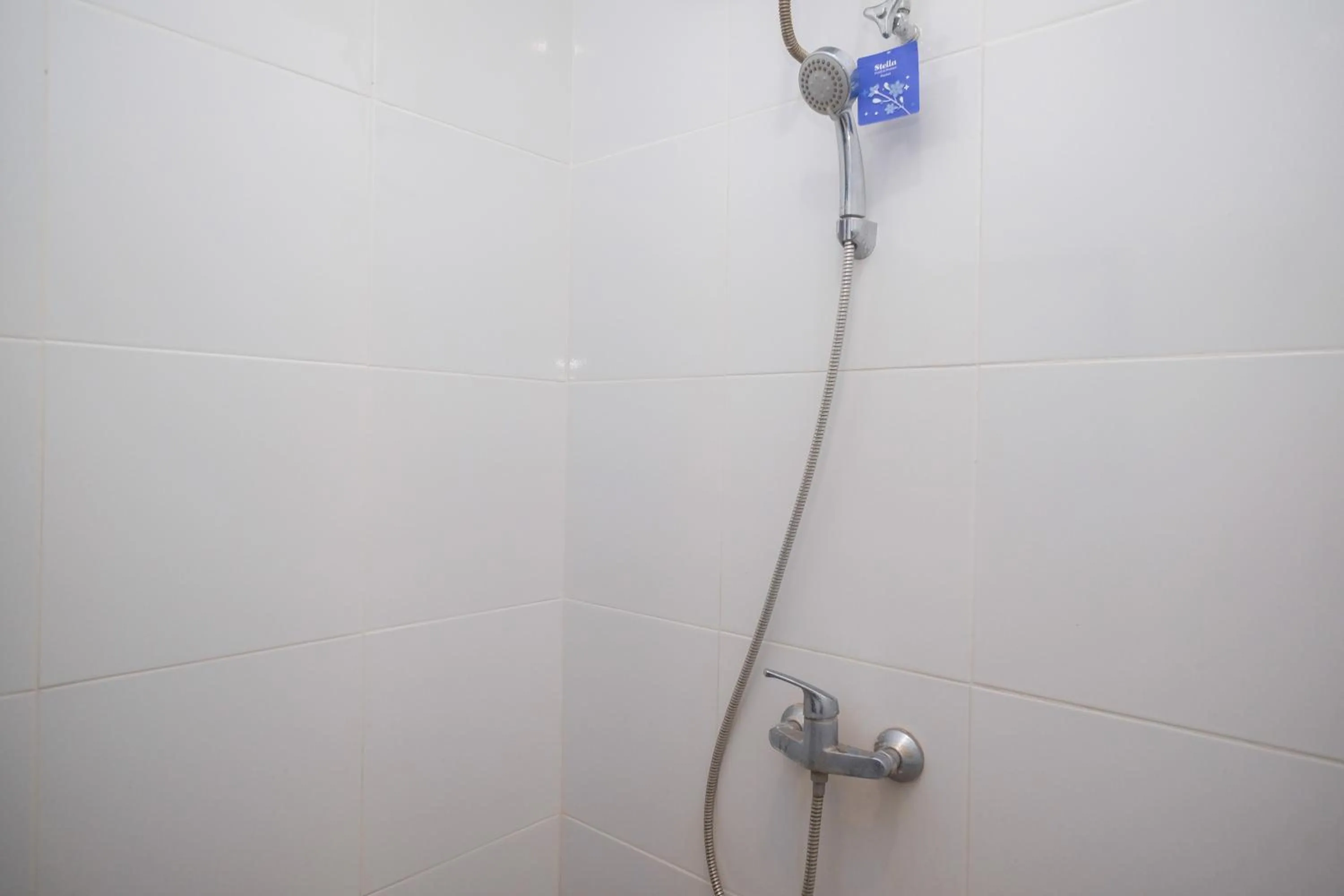 Shower in RedDoorz near Stasiun Solo Balapan 3