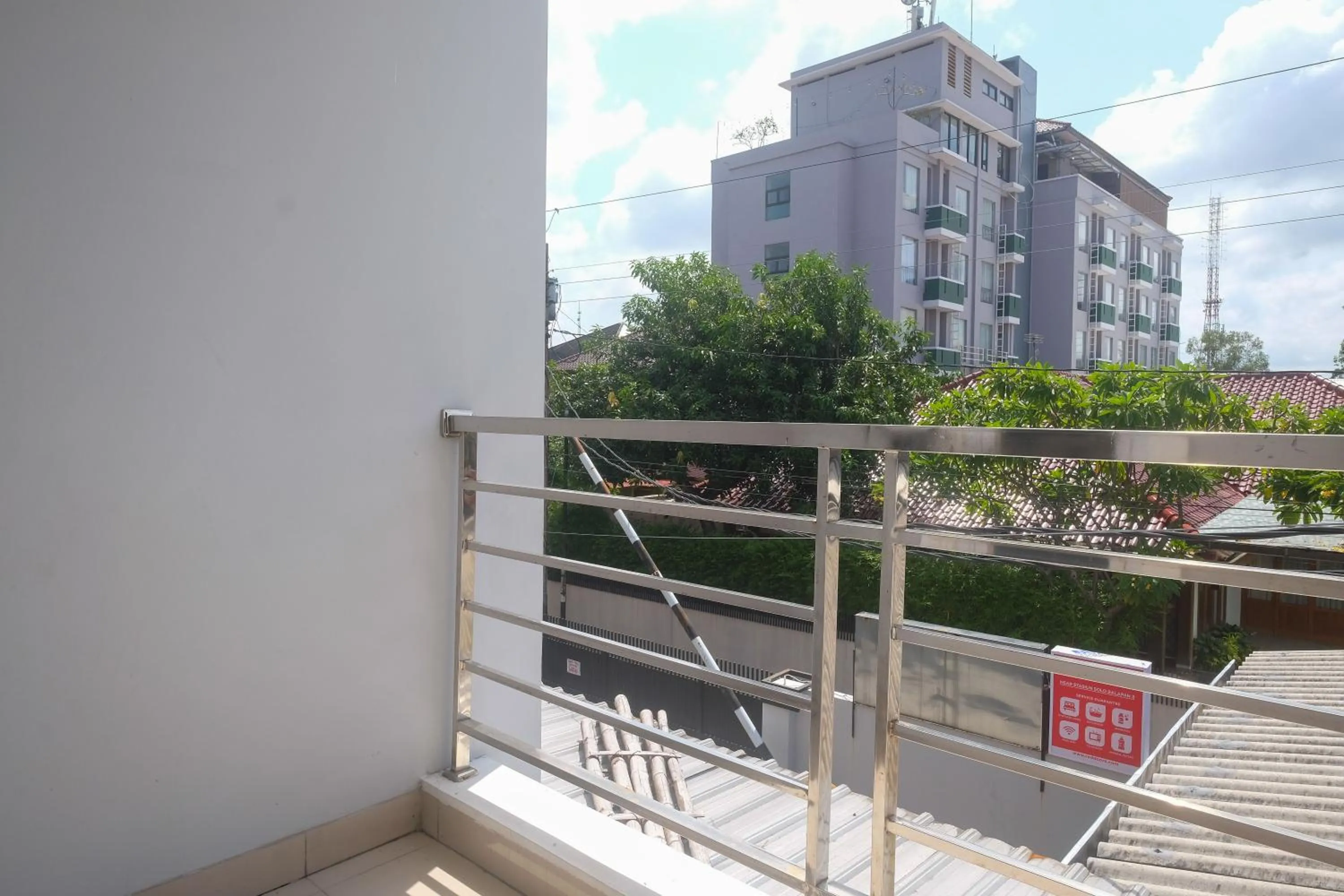 Balcony/Terrace in RedDoorz near Stasiun Solo Balapan 3