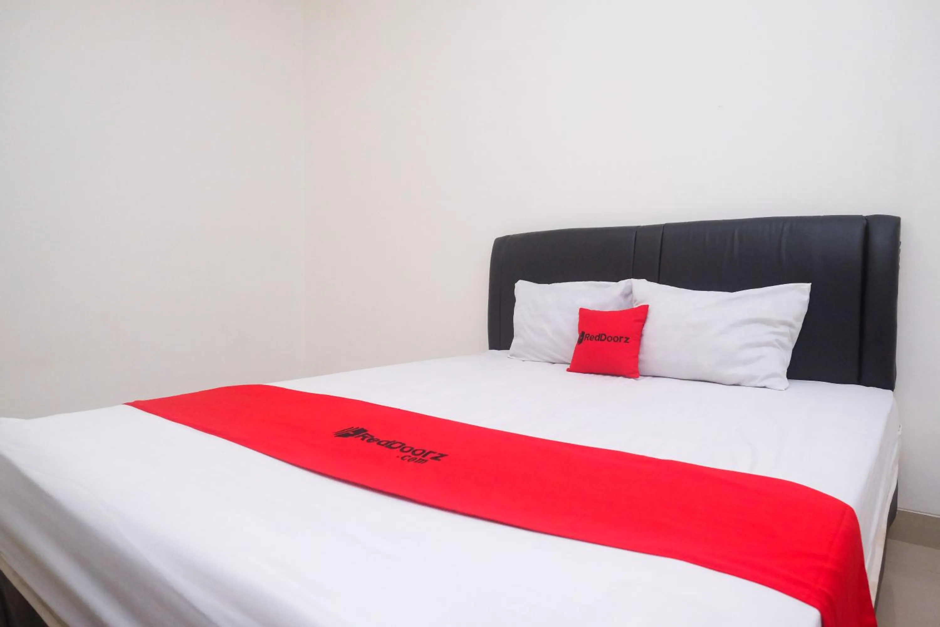 Bedroom, Bed in RedDoorz near Stasiun Solo Balapan 3