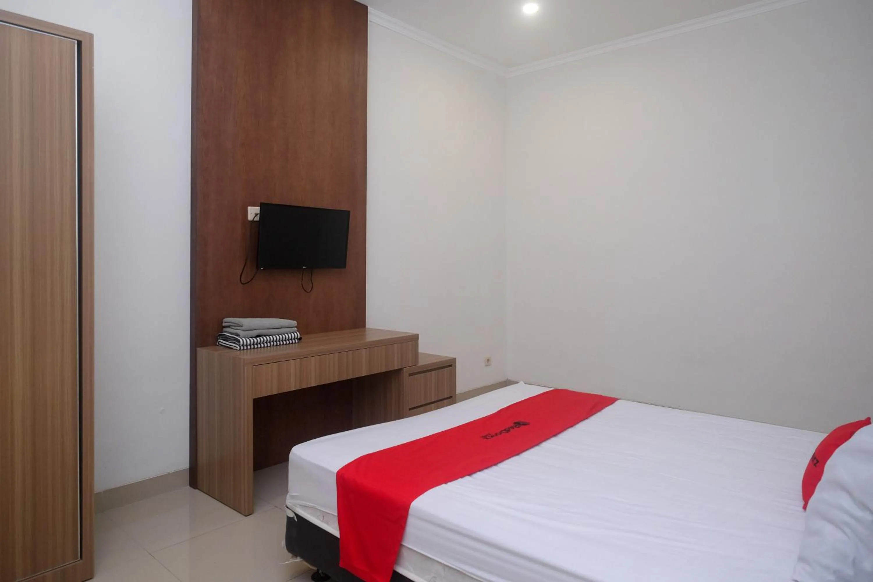 Bedroom, Bed in RedDoorz near Stasiun Solo Balapan 3