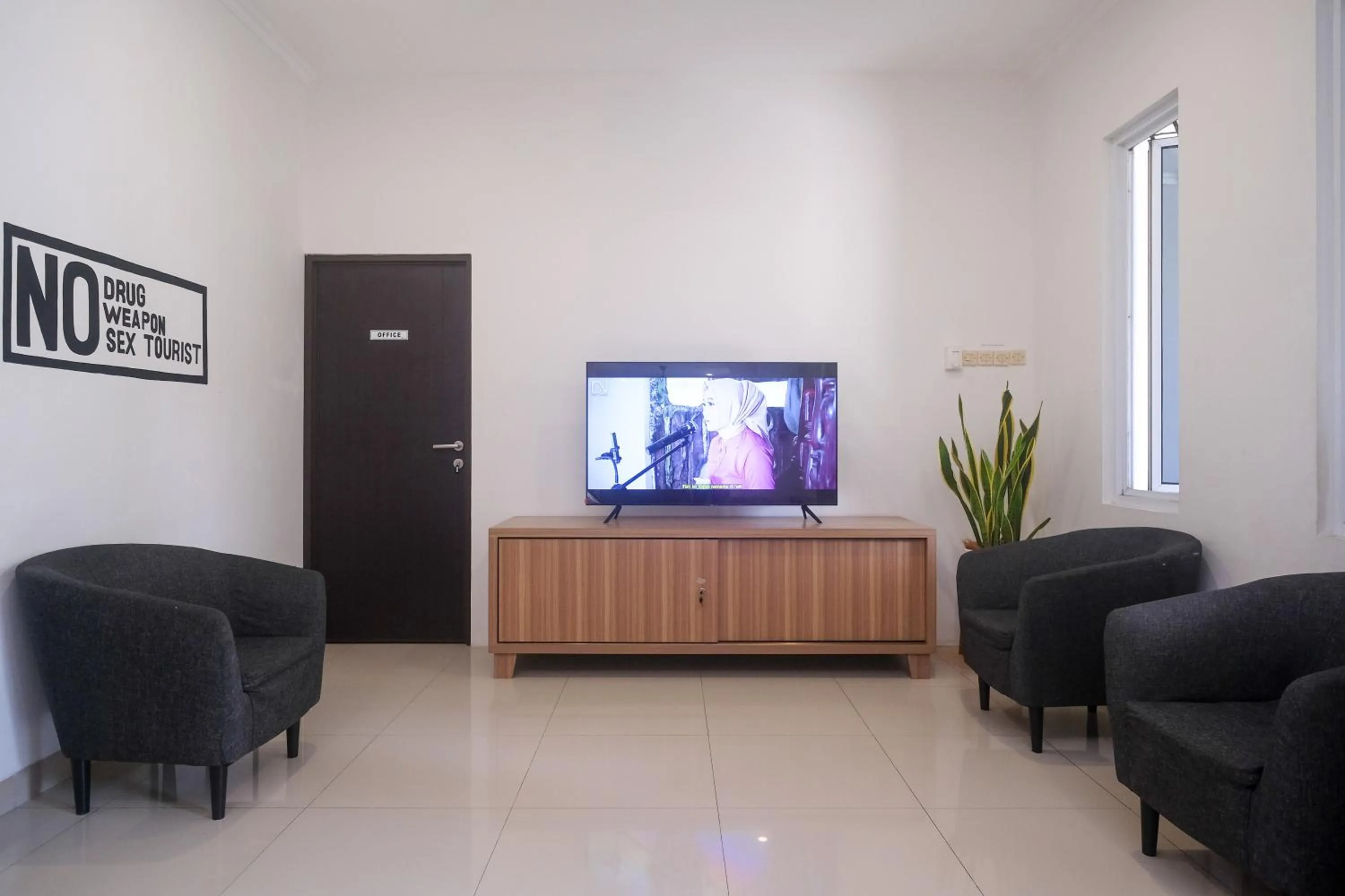 TV and multimedia in RedDoorz near Stasiun Solo Balapan 3