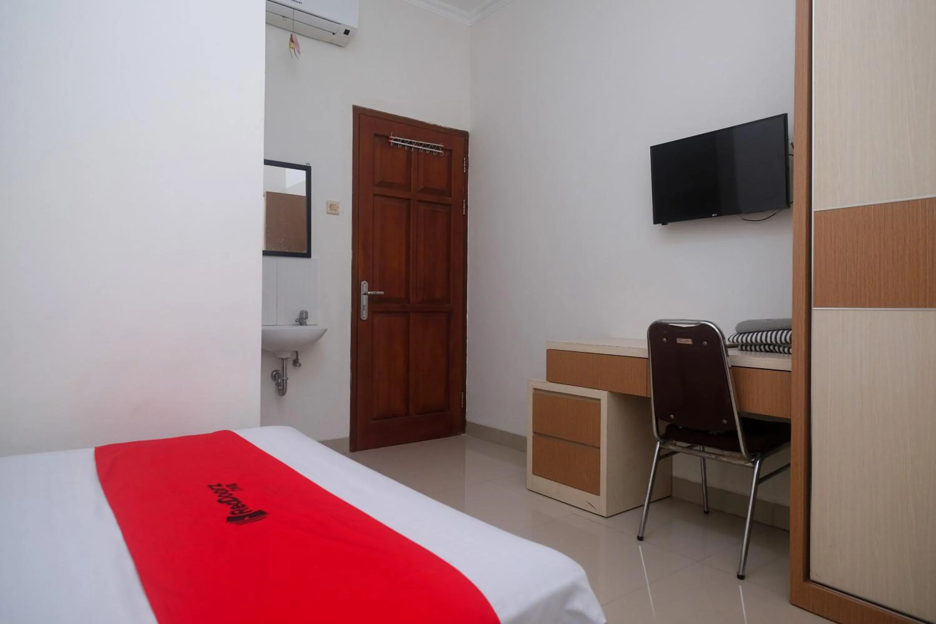 Bedroom, Bed in RedDoorz near Stasiun Solo Balapan 3
