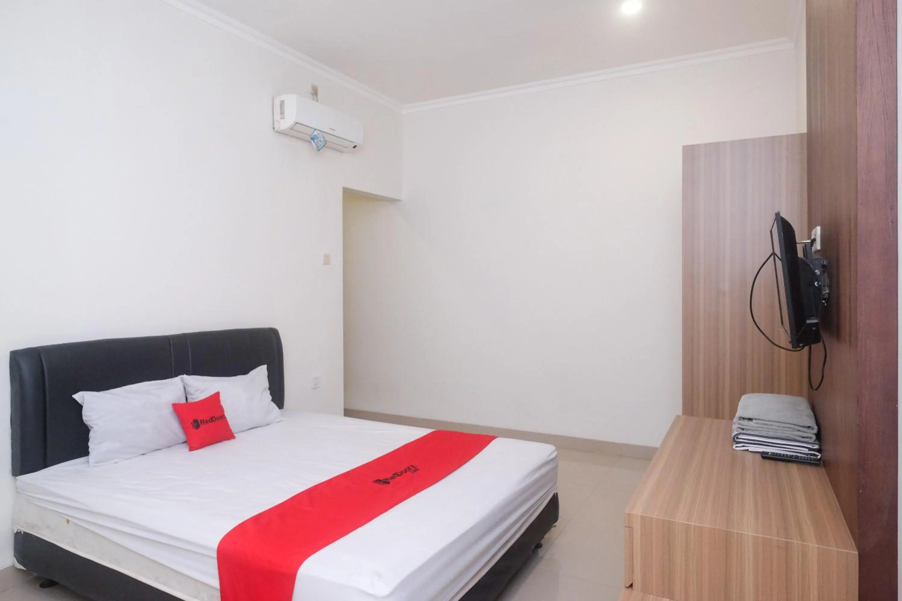 Bedroom, Bed in RedDoorz near Stasiun Solo Balapan 3