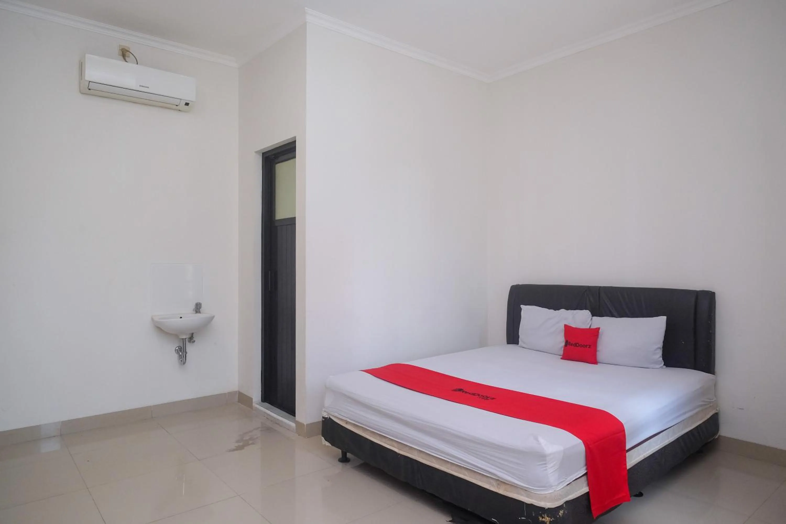 Bedroom, Bed in RedDoorz near Stasiun Solo Balapan 3