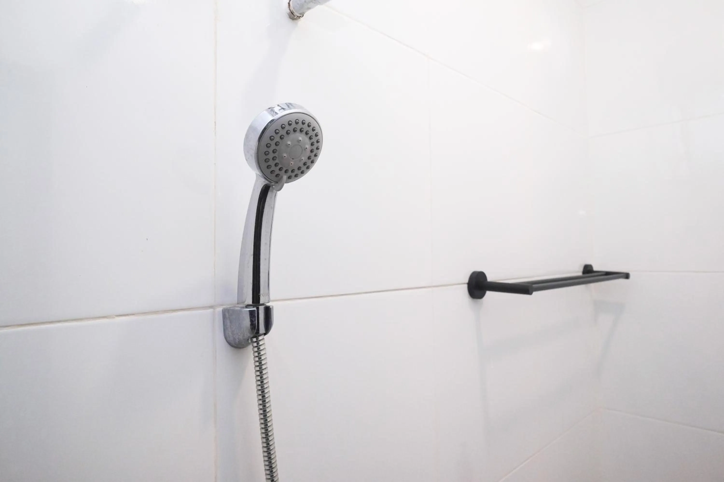 Bathroom in RedDoorz near Stasiun Solo Balapan 3