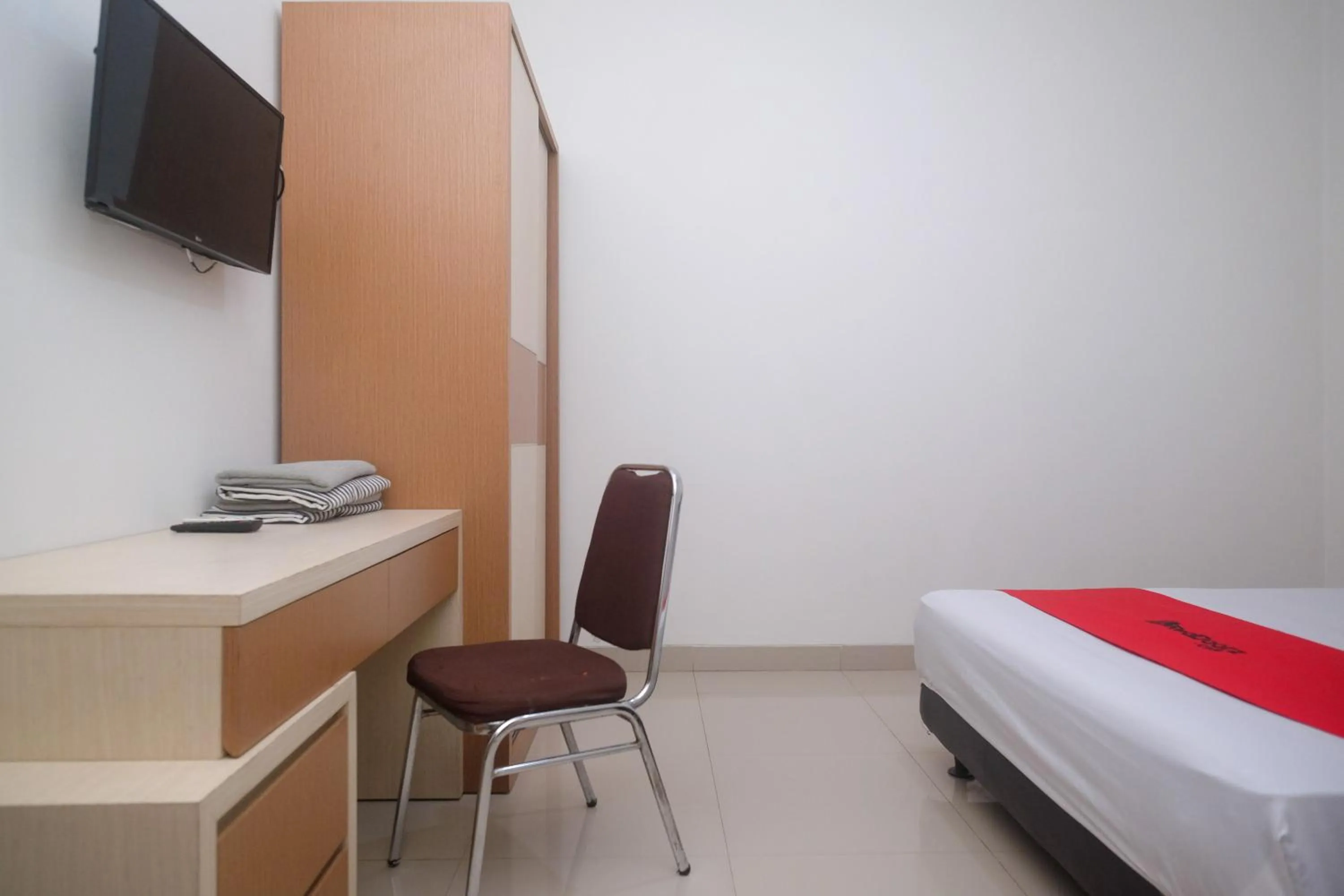 Bedroom, Bed in RedDoorz near Stasiun Solo Balapan 3