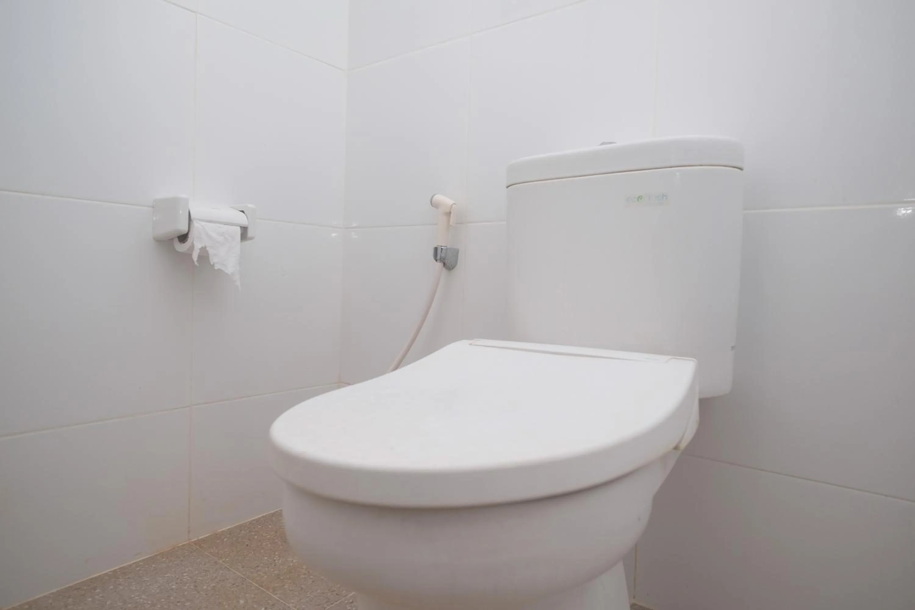 Bathroom in RedDoorz near Stasiun Solo Balapan 3