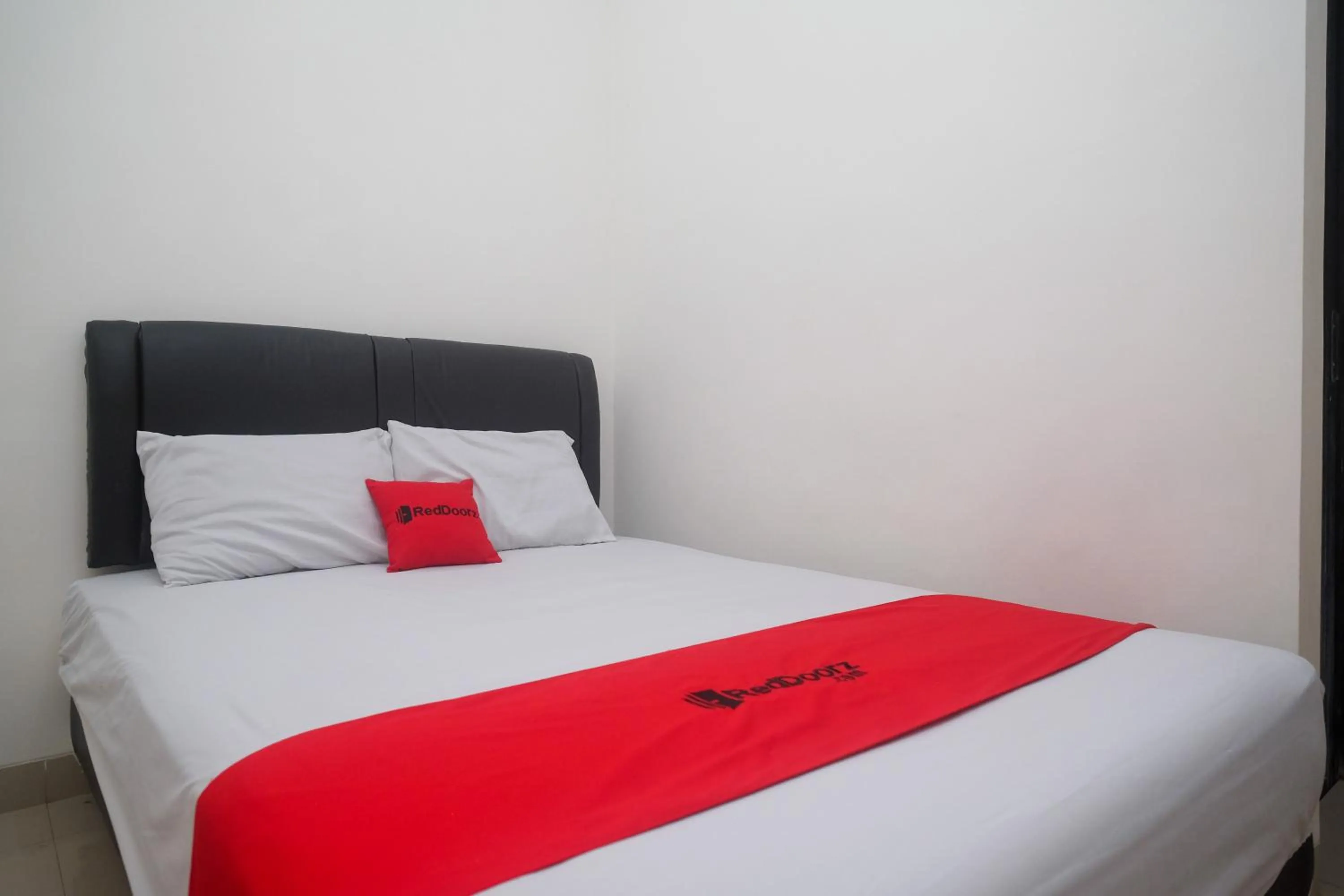Bedroom, Bed in RedDoorz near Stasiun Solo Balapan 3