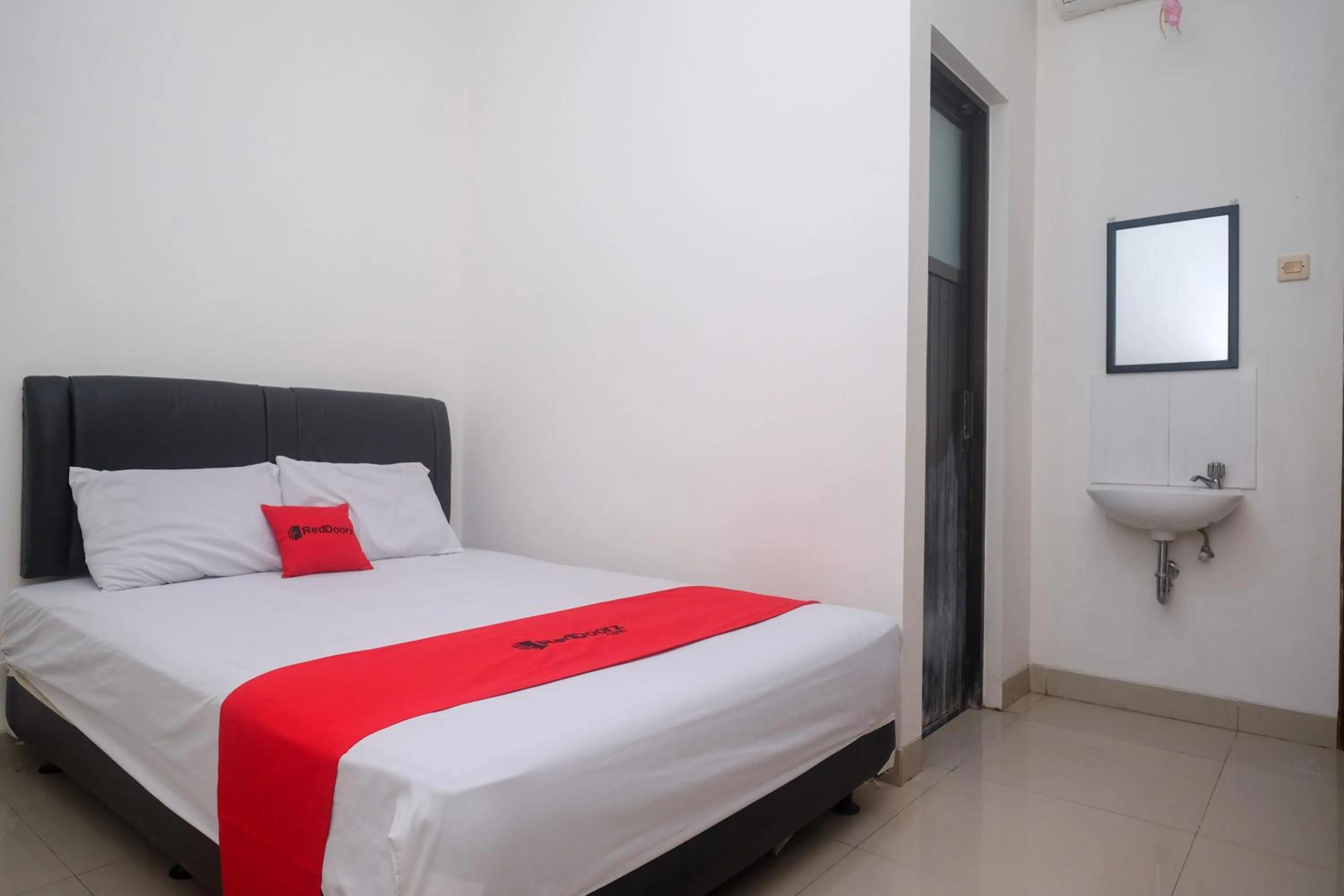 Bedroom, Bed in RedDoorz near Stasiun Solo Balapan 3