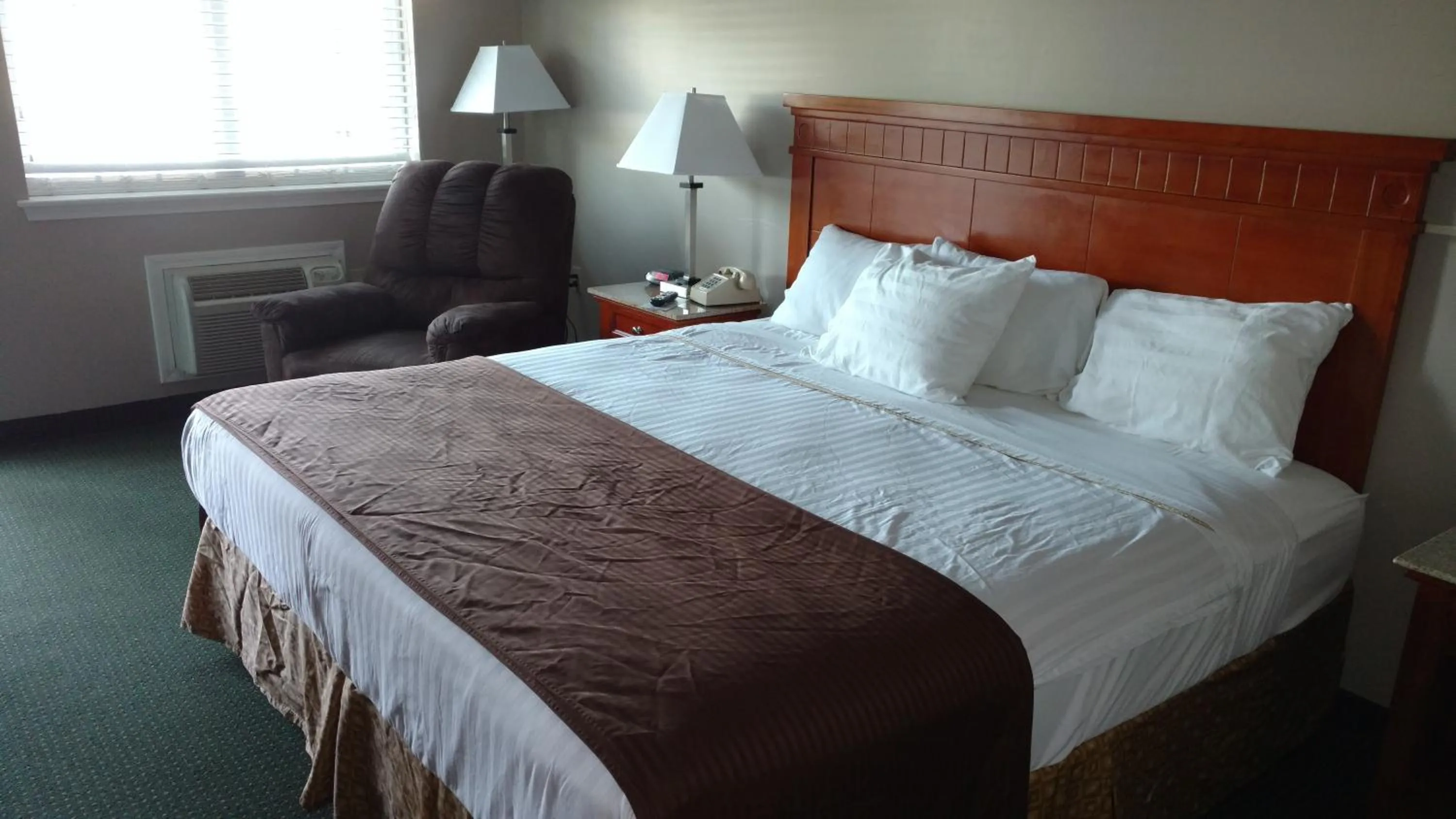 Property building, Bed in Hurricane Inn