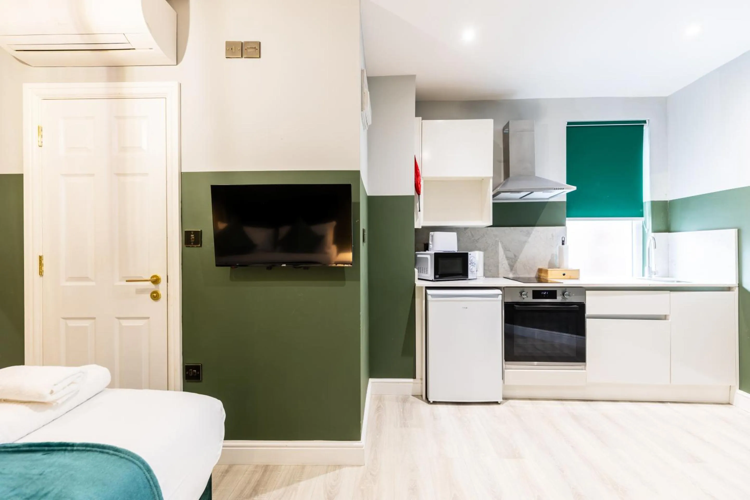 Kitchen or kitchenette, Bed in The Chapter Hotels - Finsbury Park