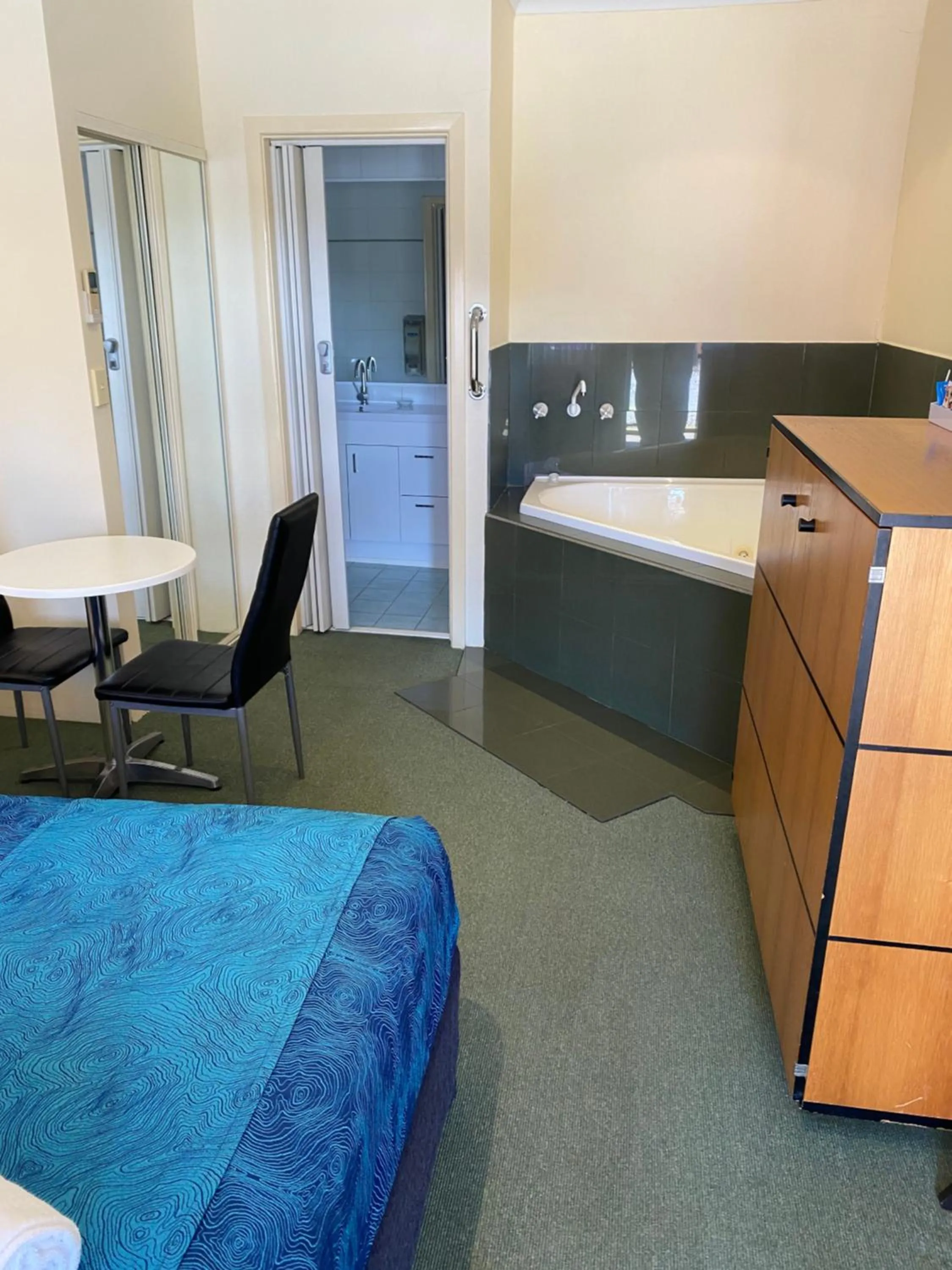 Photo of the whole room, Bed in Paddle Steamer Motel