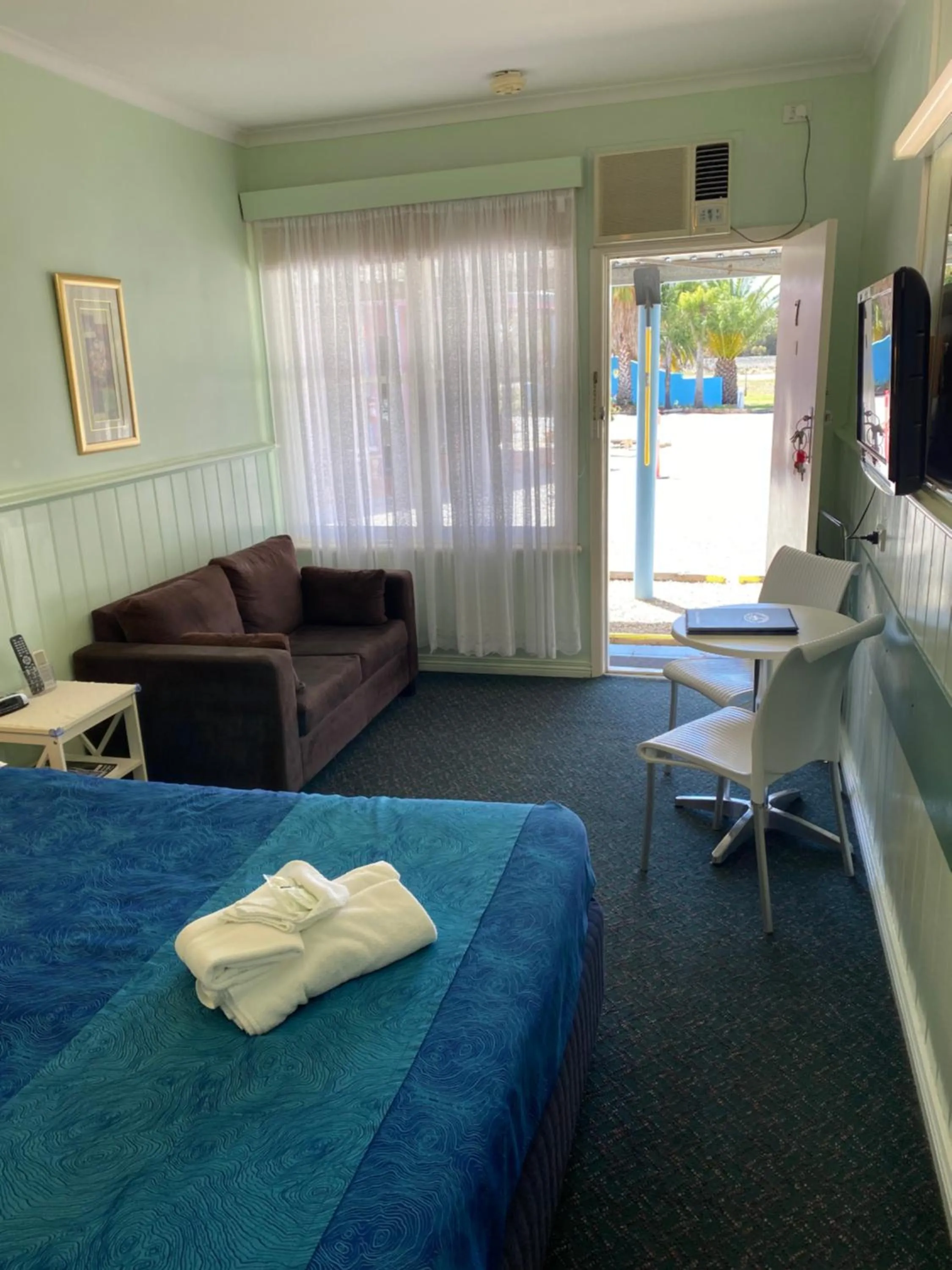 Photo of the whole room in Paddle Steamer Motel