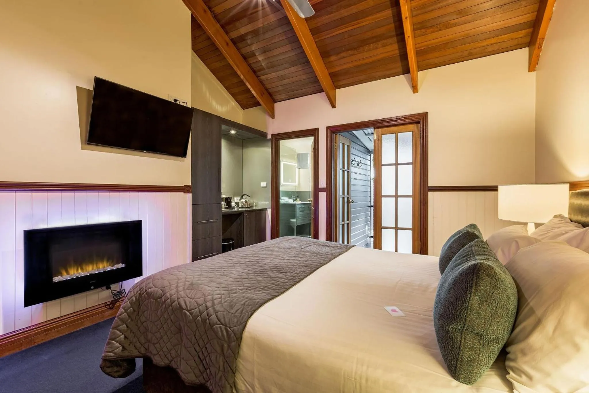 Bed in Yallingup Lodge Spa Retreat