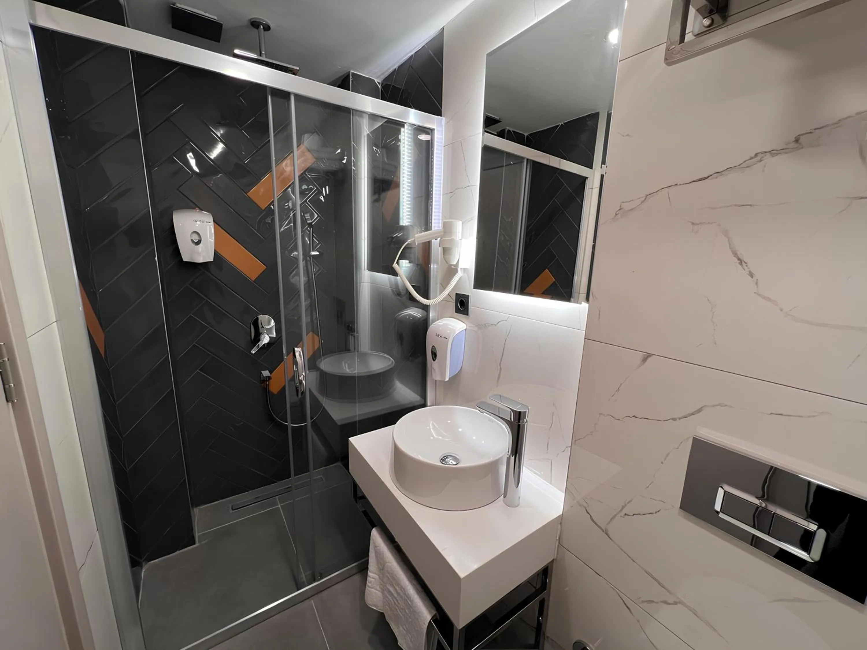 Shower in ROİ HOTEL İZMiR