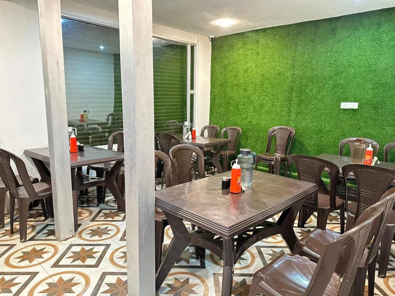 Restaurant/places to eat in Hotel Hills Heaven