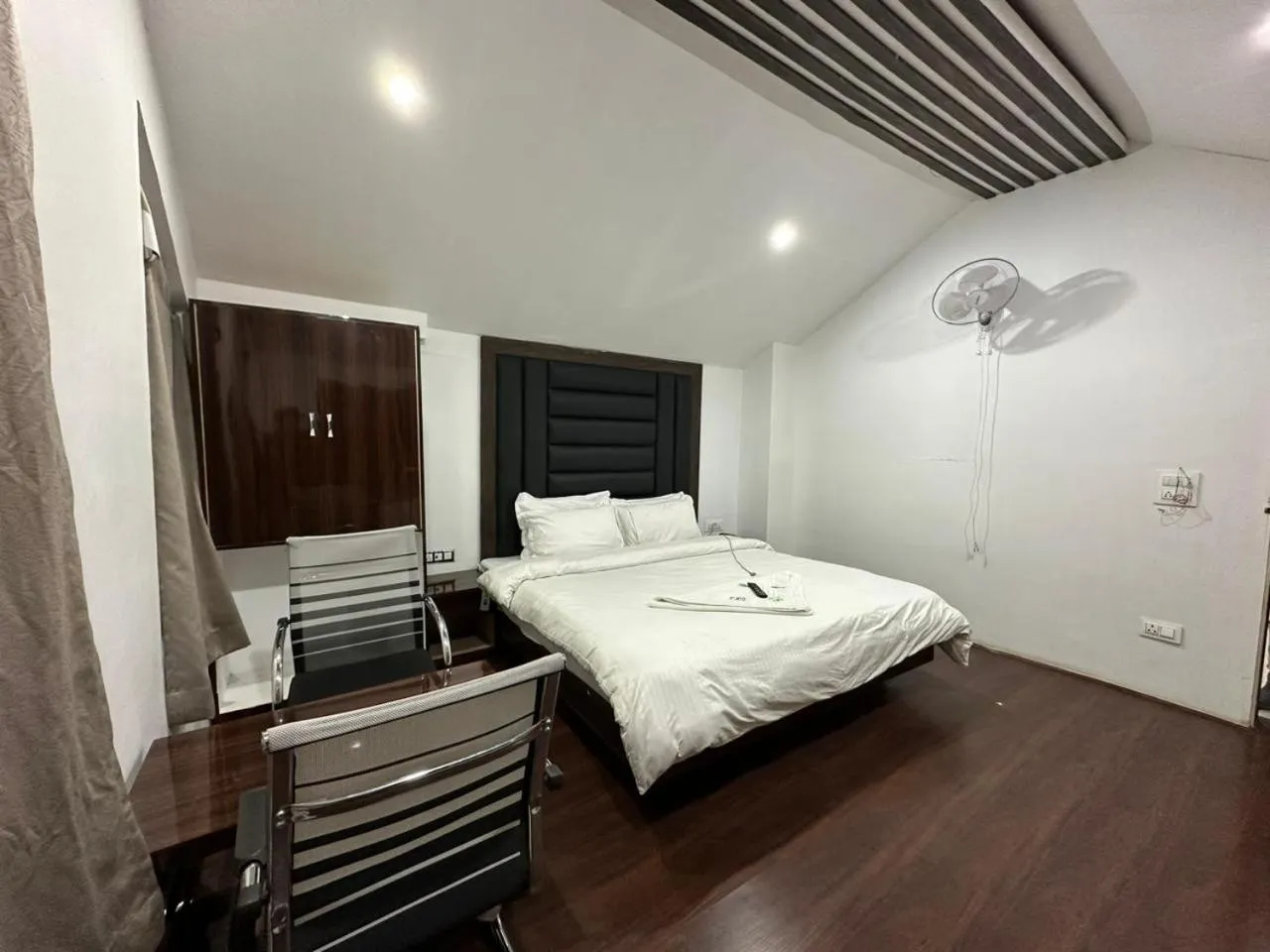 Bedroom, Bed in Hotel Hills Heaven