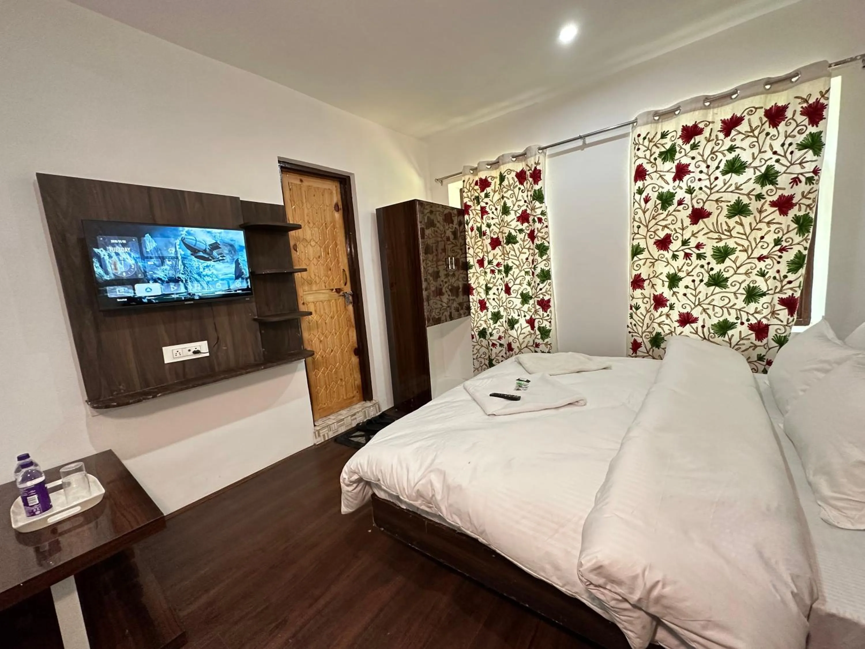 Bedroom, Bed in Hotel Hills Heaven