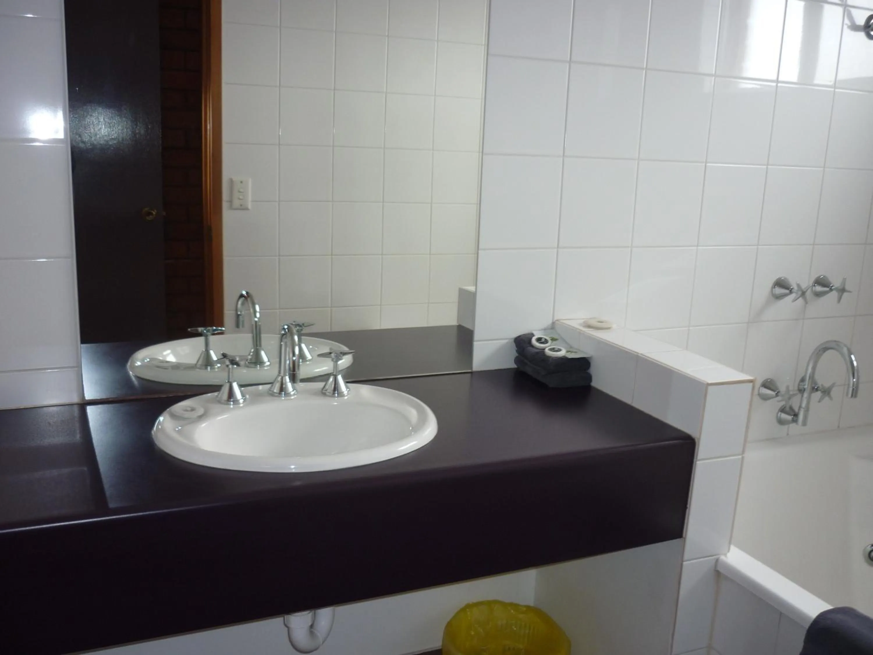 Bathroom in Shannon Motor Inn