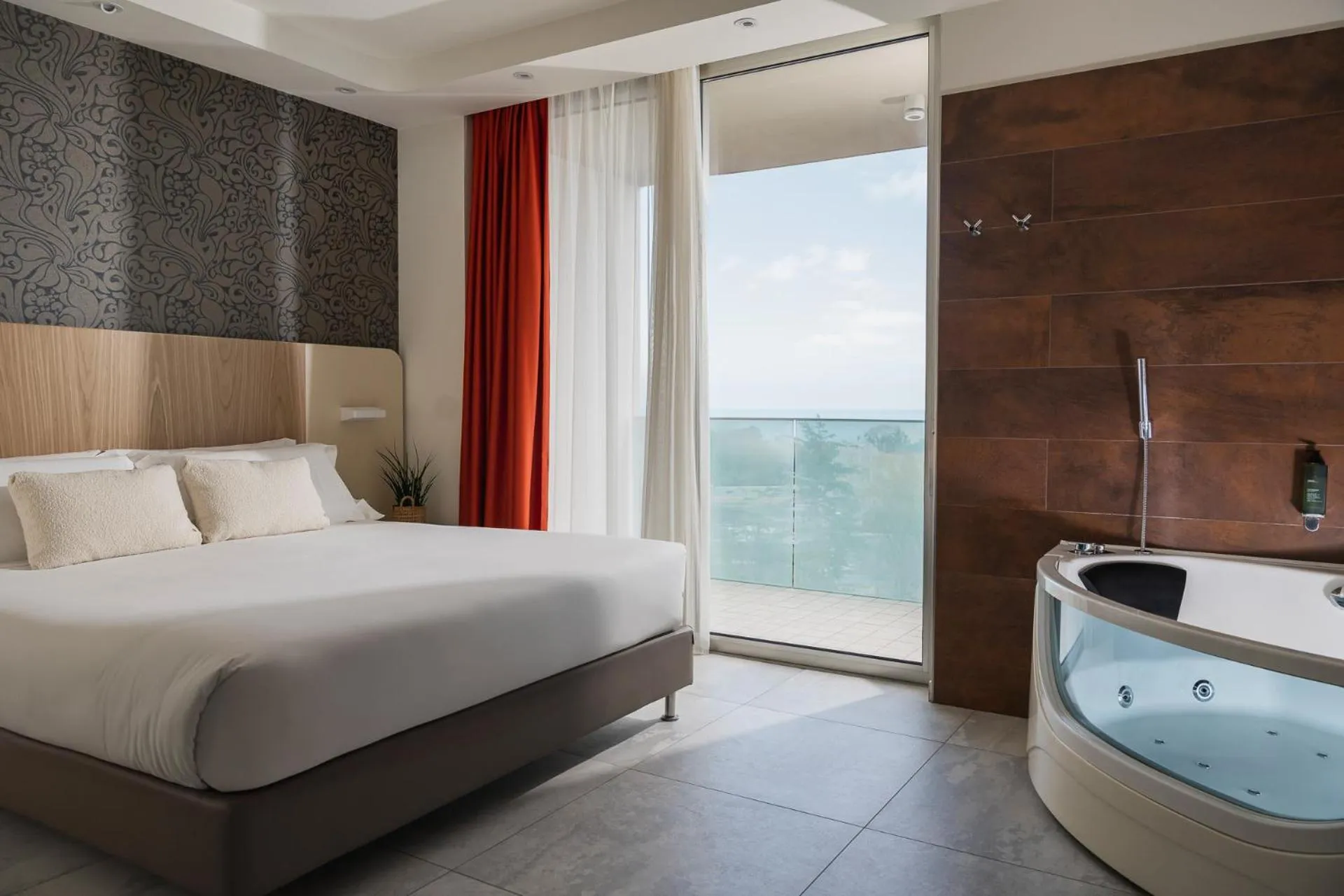 Hot Tub, Bed in Hotel Aria