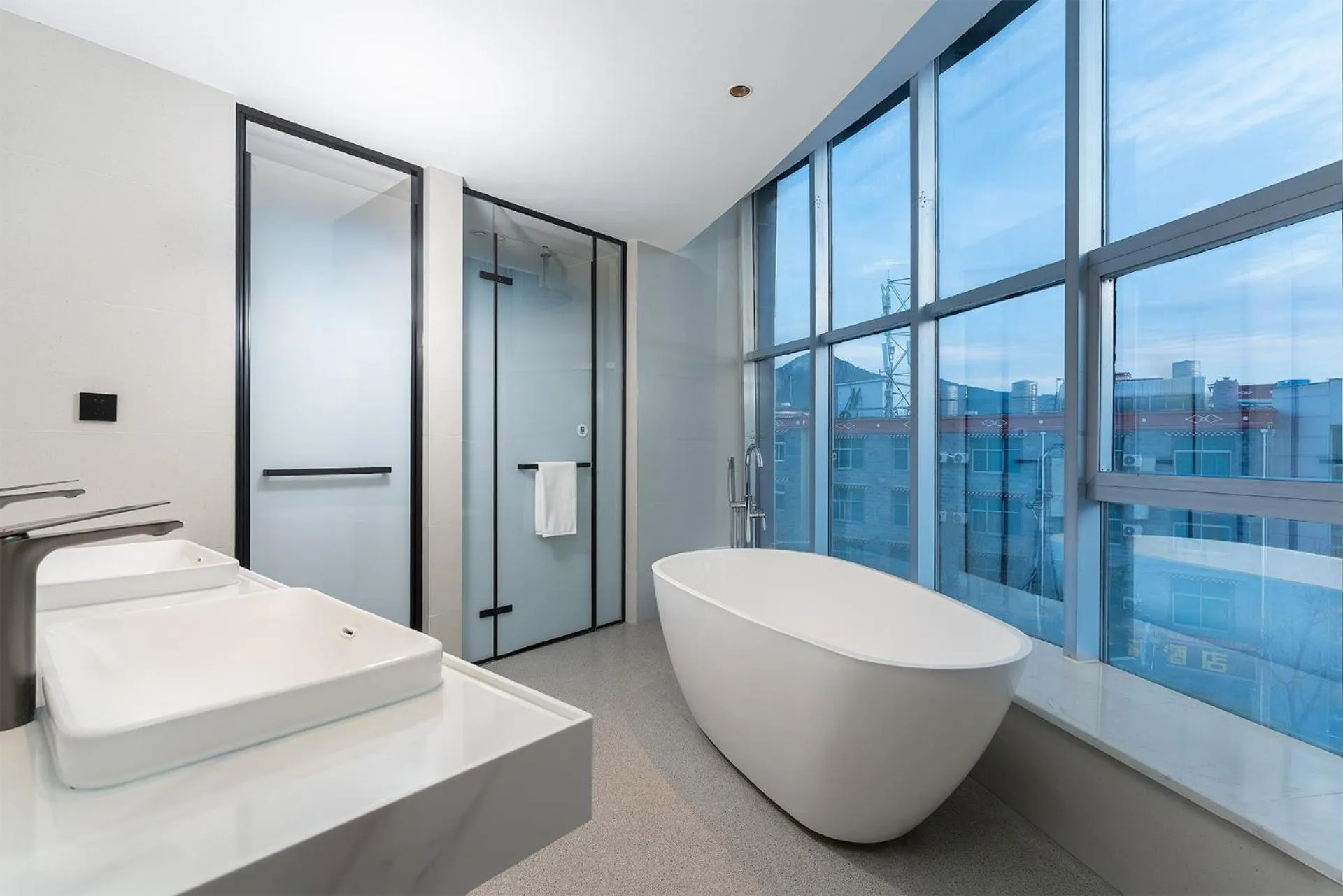 Bath in Holiday Inn Express Shangri-La by IHG