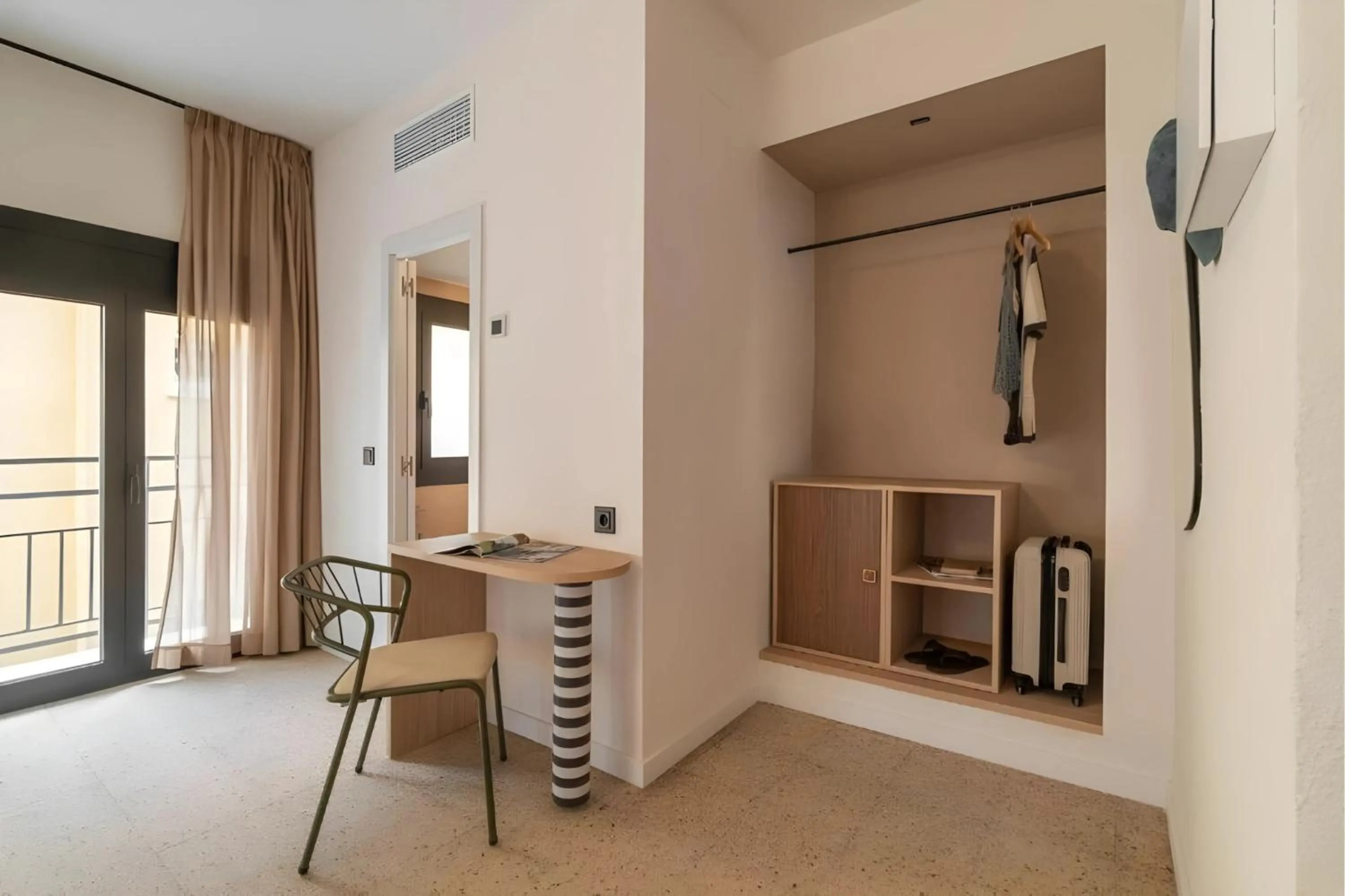 wardrobe in Hotel Robson - Smart Hotel