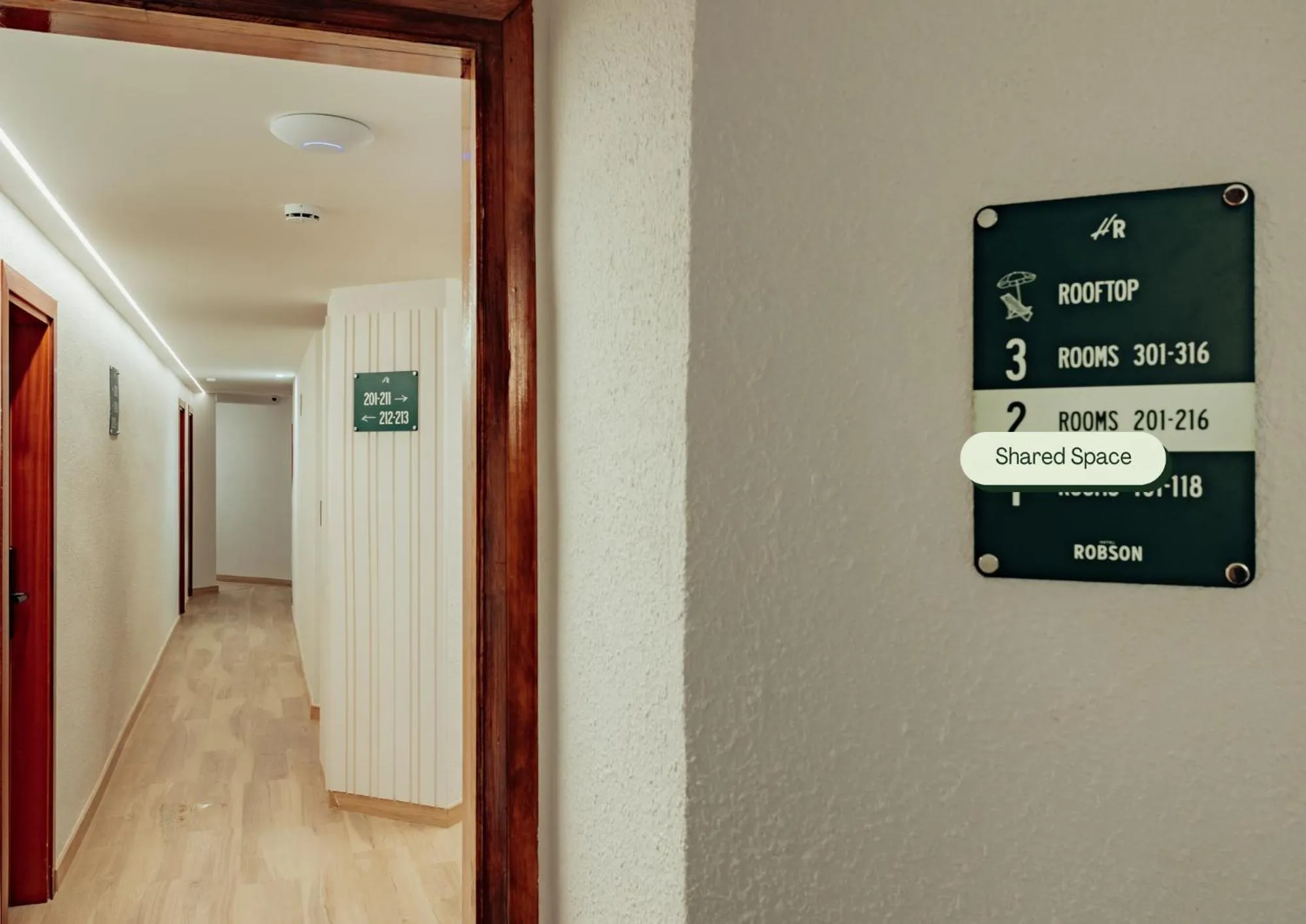 Property building in Hotel Robson - Smart Hotel