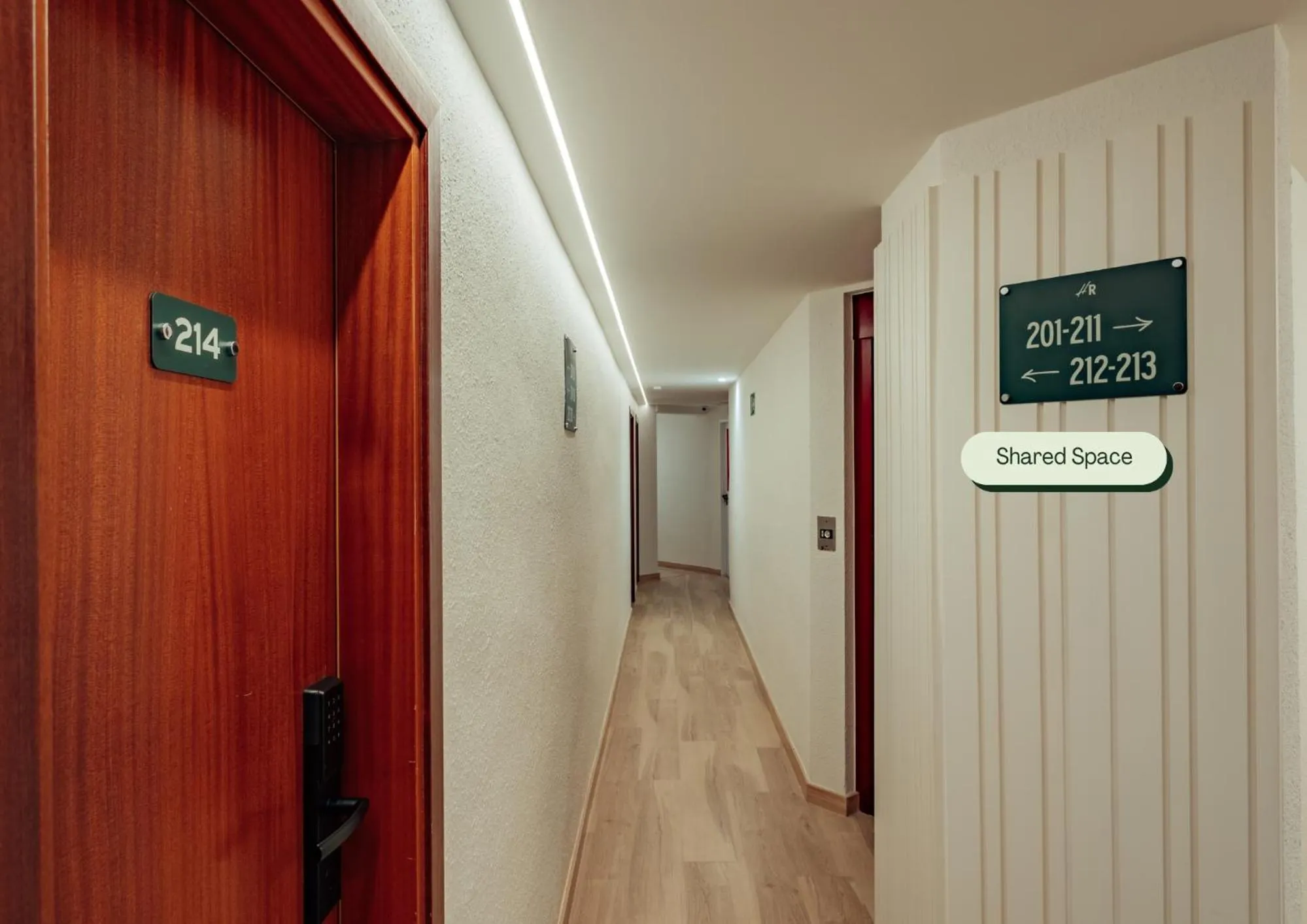 Property building in Hotel Robson - Smart Hotel