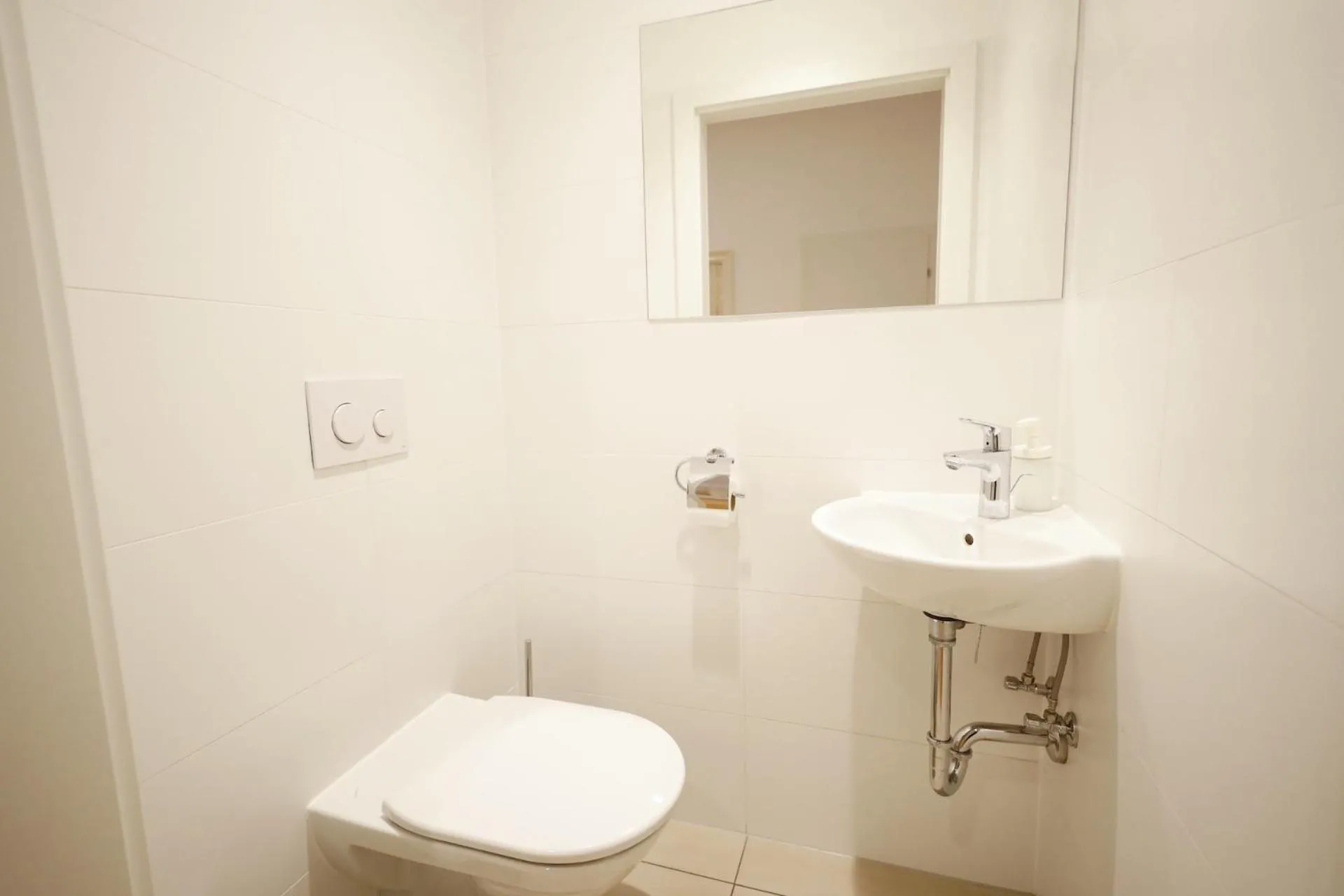 Toilet in HeyMi Apartments Oper