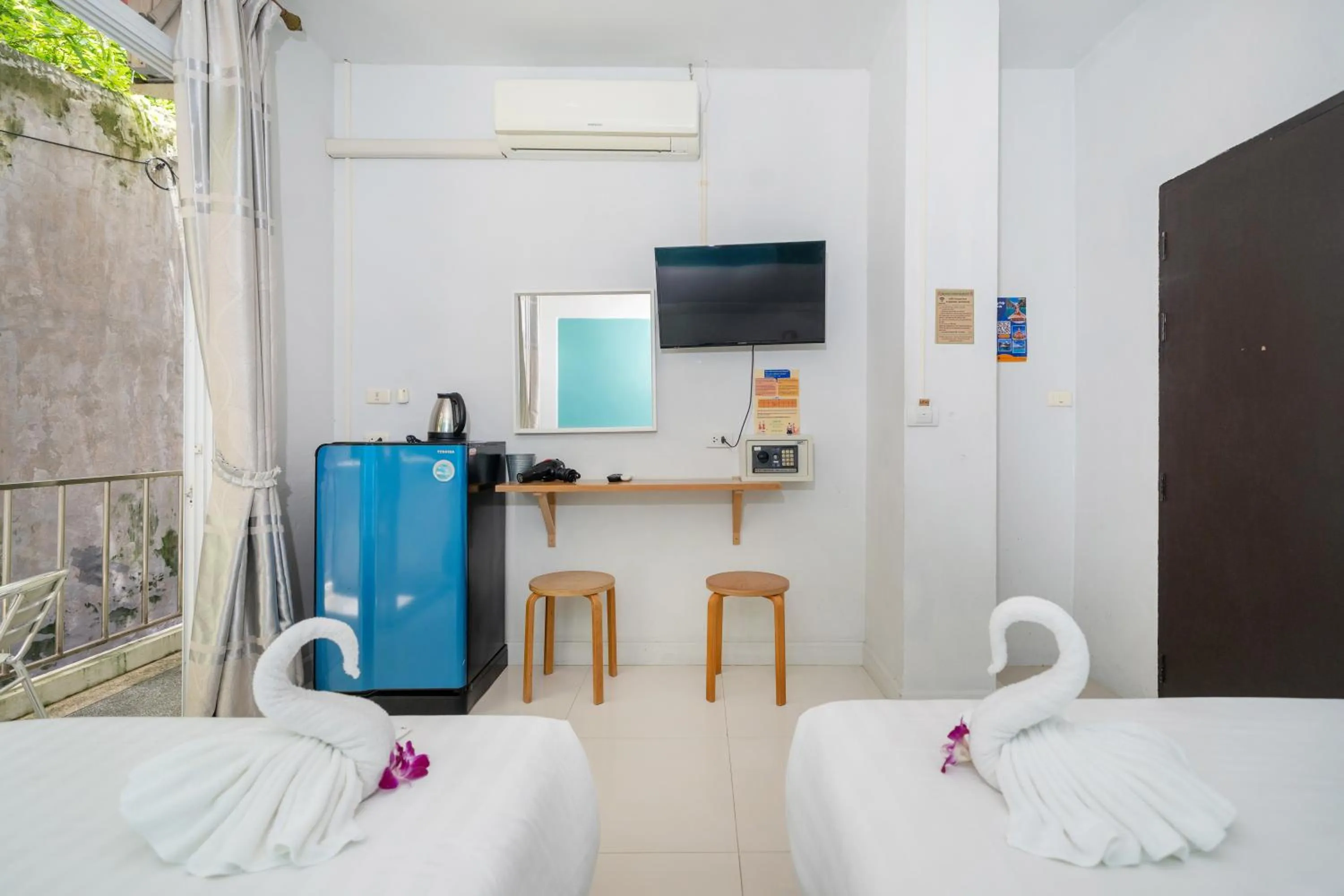 Photo of the whole room, Bed in Kata Sea Boutique