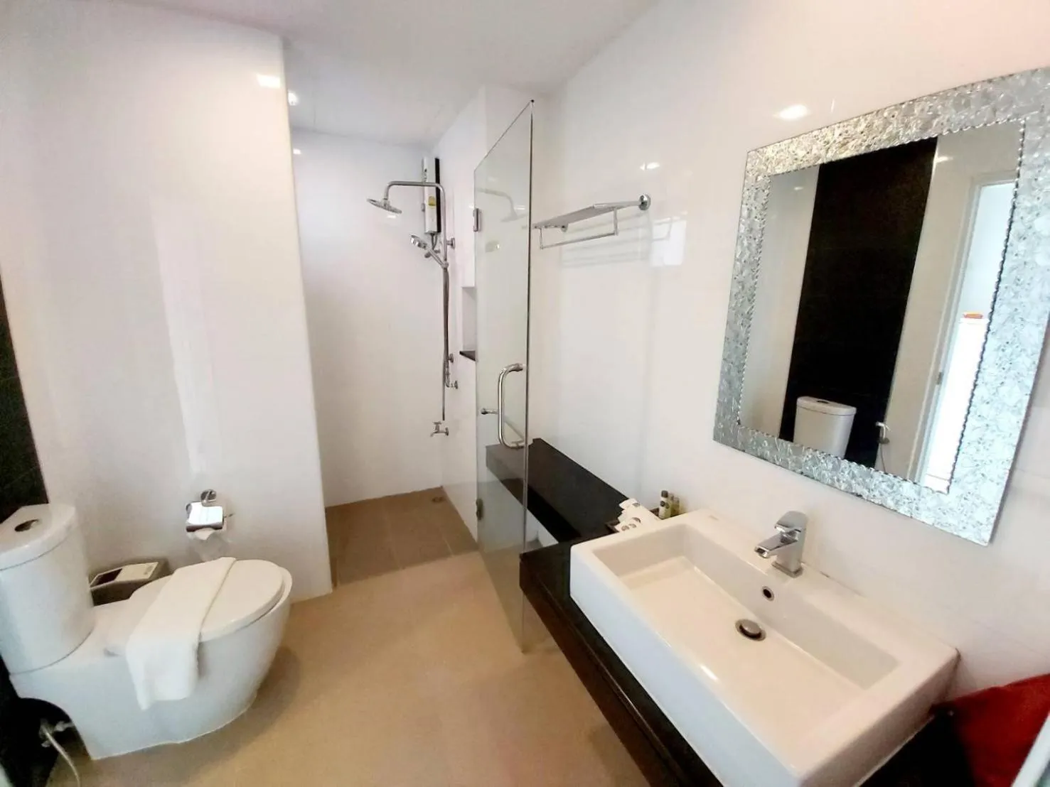 Bathroom, Bed in Romyen Garden Place