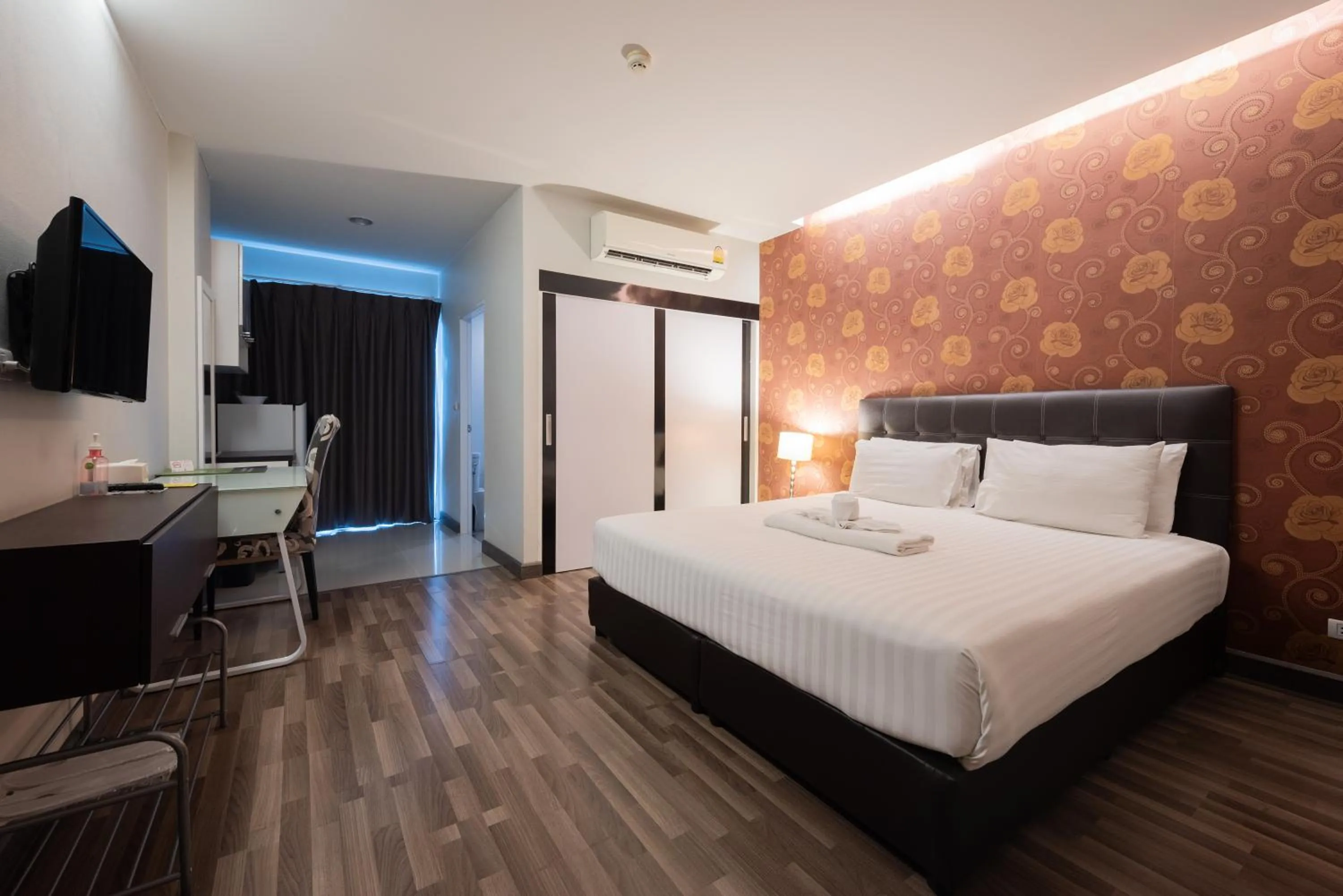 Photo of the whole room, Bed in Romyen Garden Place