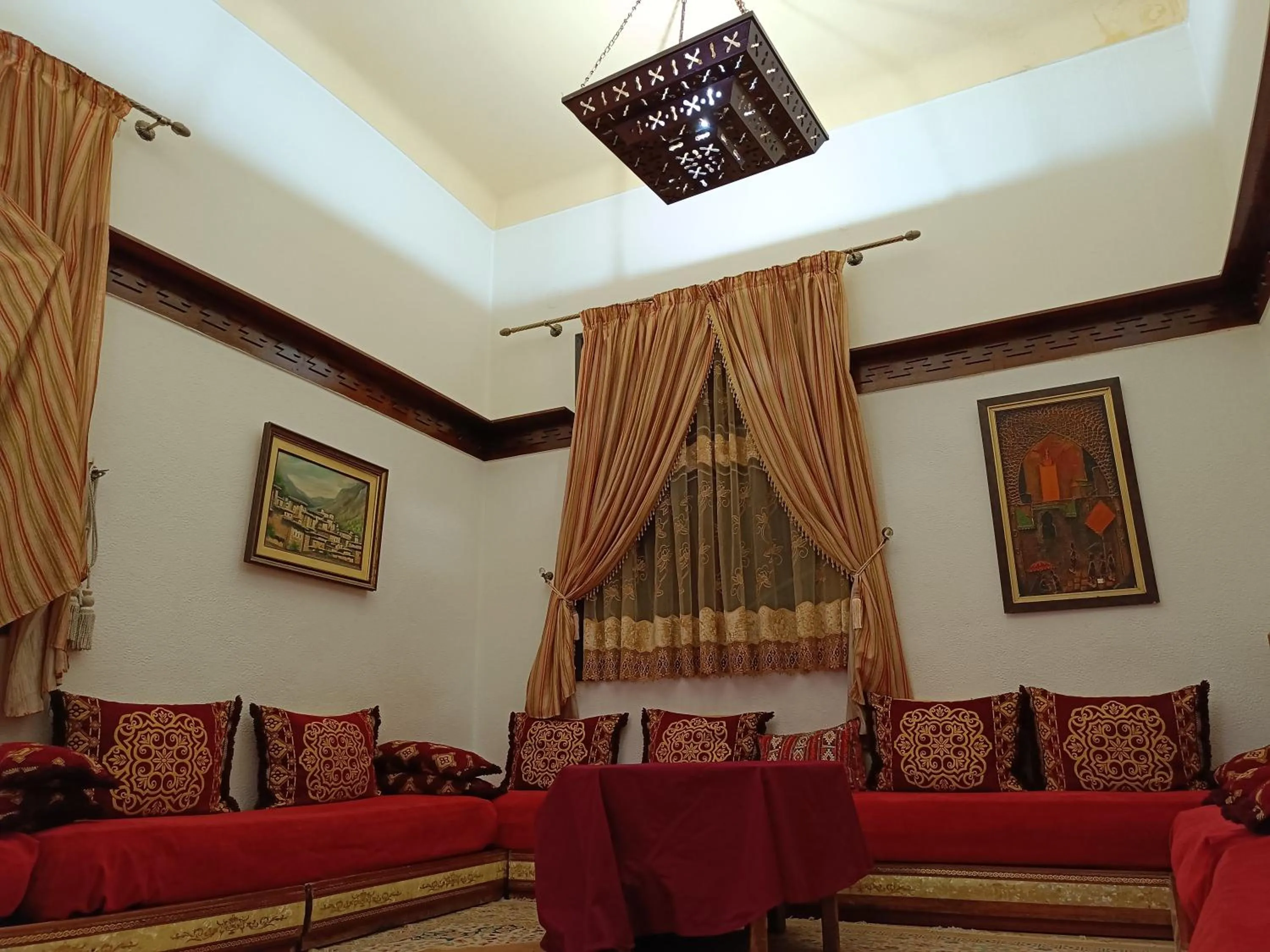 Communal lounge/ TV room in Hôtel El Ayachi