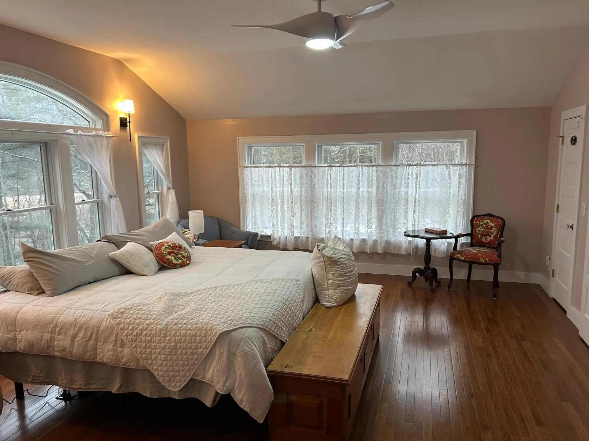 King Room with Spa Bath in 37 Oak Ridge House