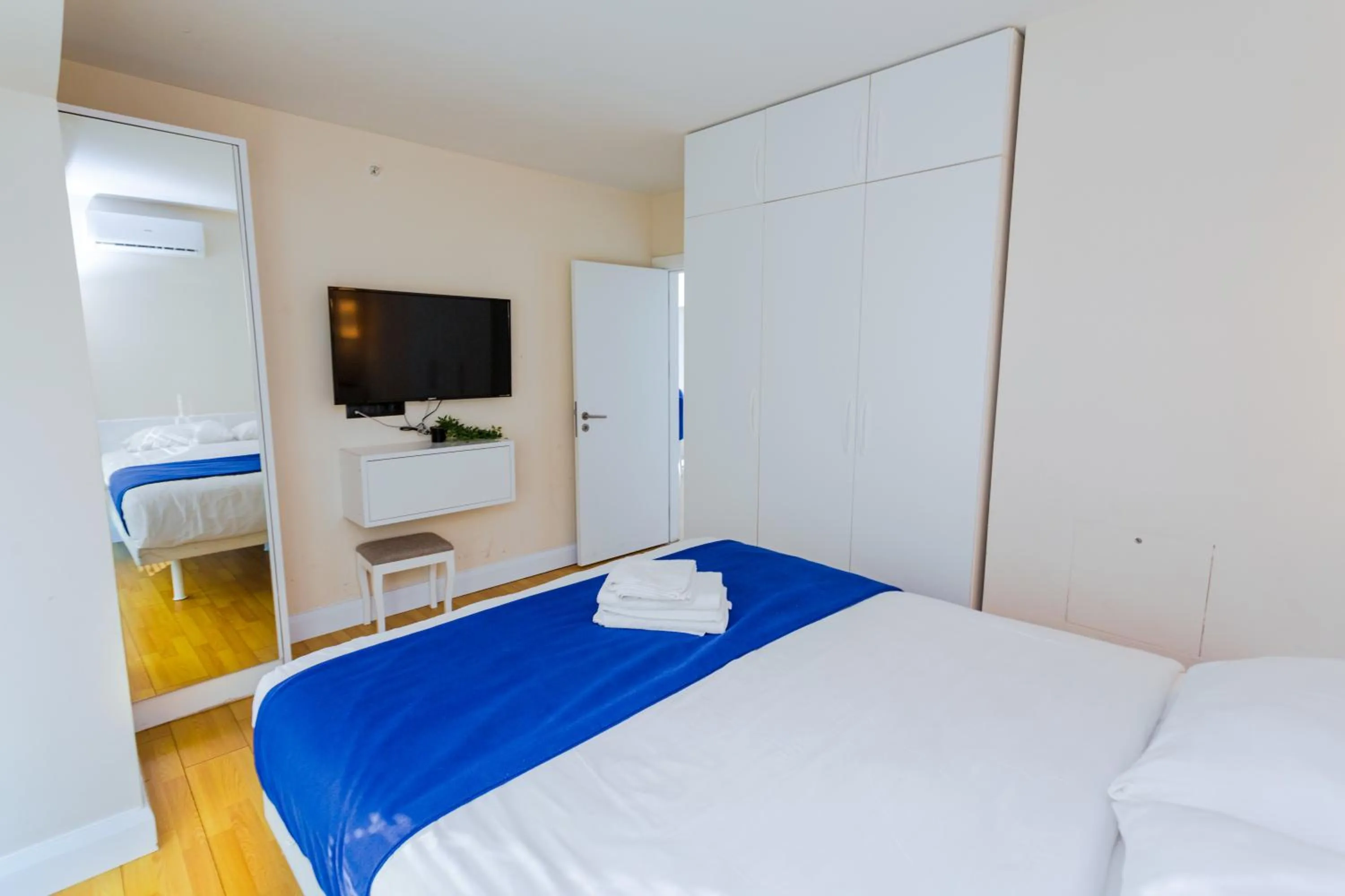 Communal lounge/ TV room, Bed in Orbi City Hotel