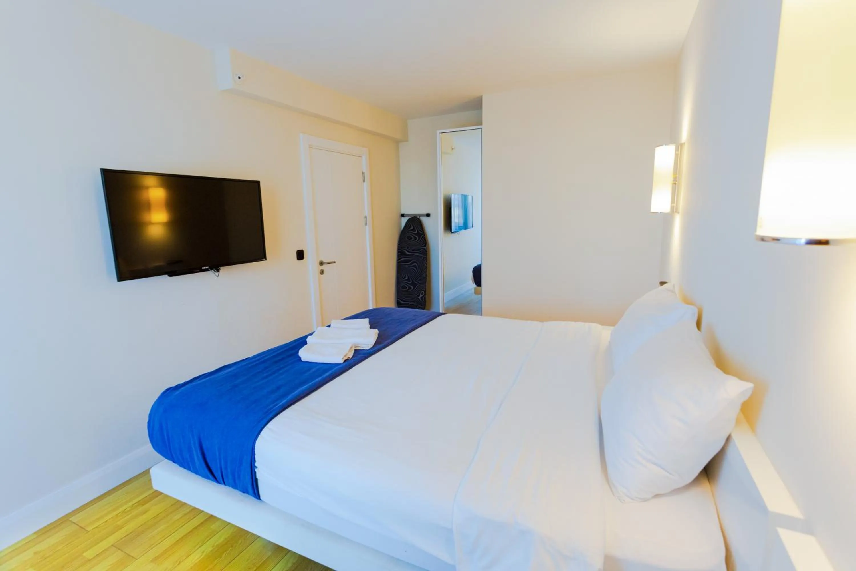 Communal lounge/ TV room, Bed in Orbi City Hotel