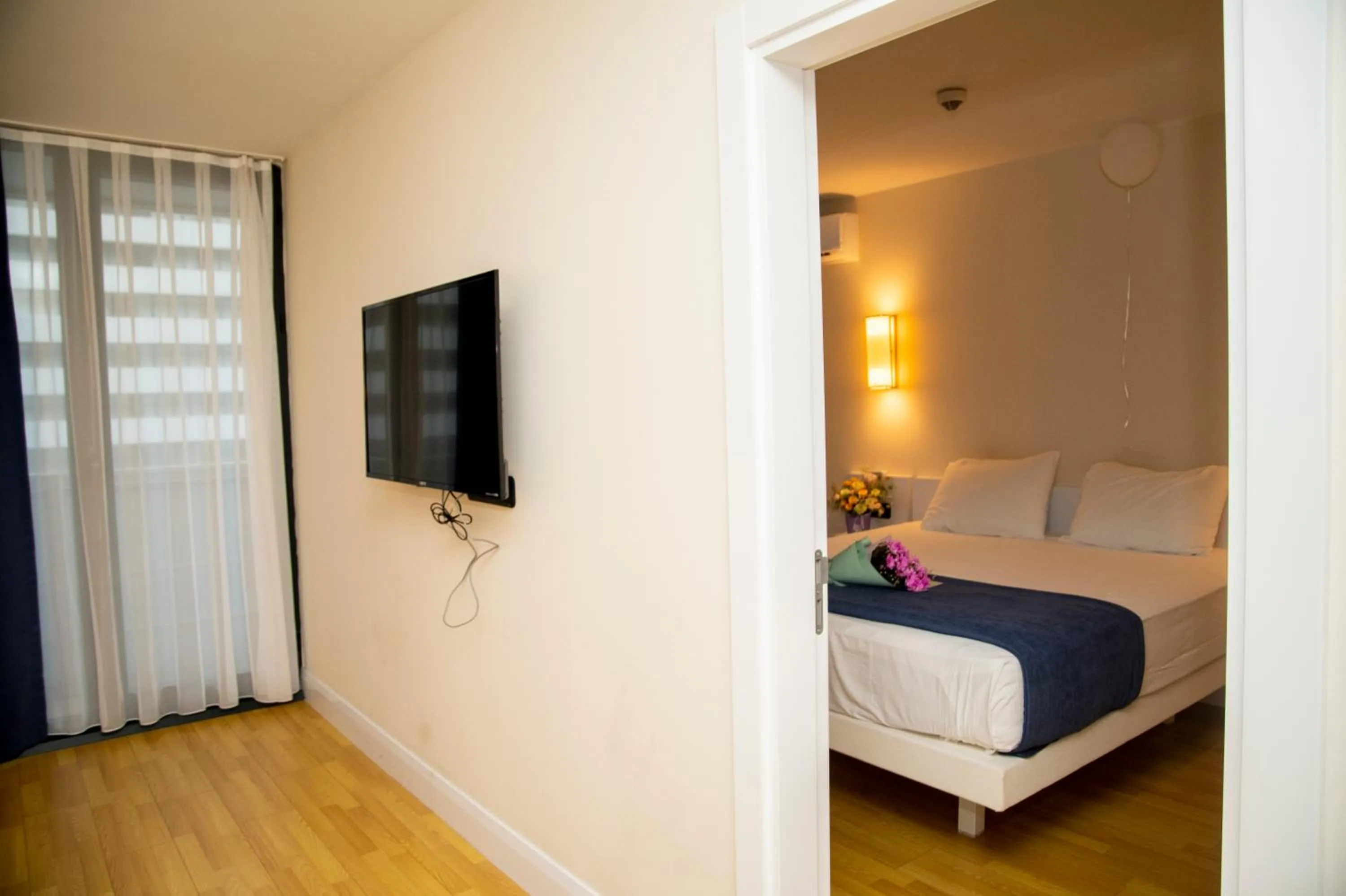 Communal lounge/ TV room, Bed in Orbi City Hotel