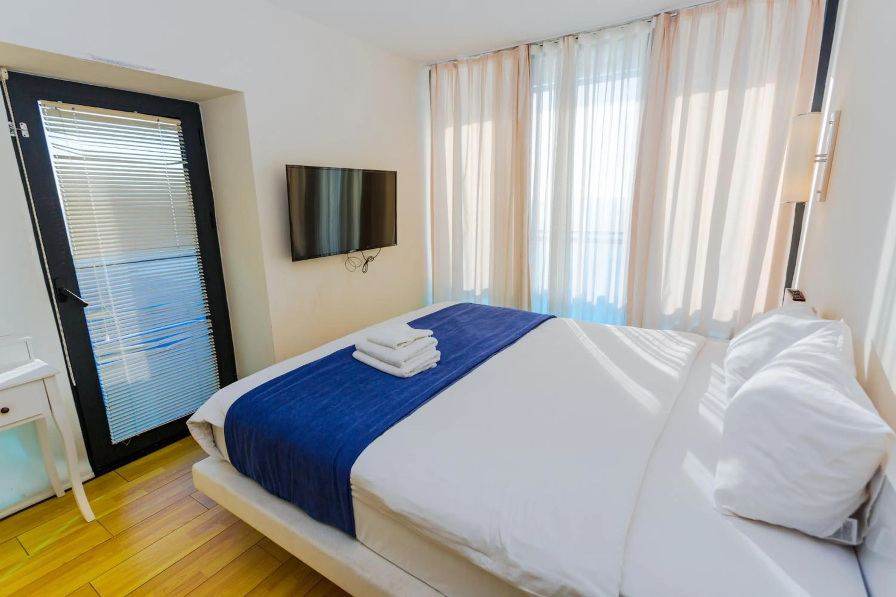 Communal lounge/ TV room, Bed in Orbi City Hotel