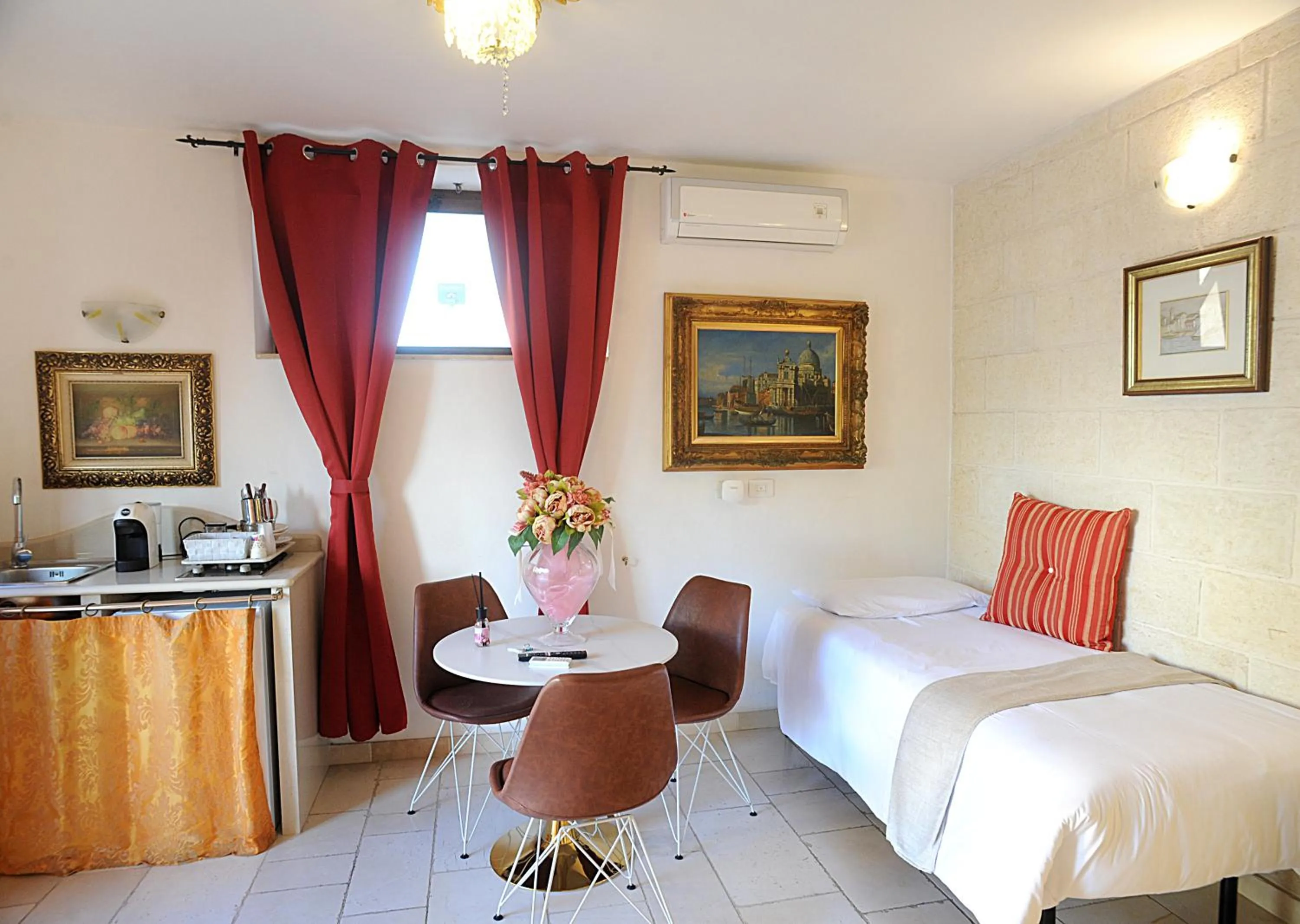 Photo of the whole room, Bed in B&B GianLuis