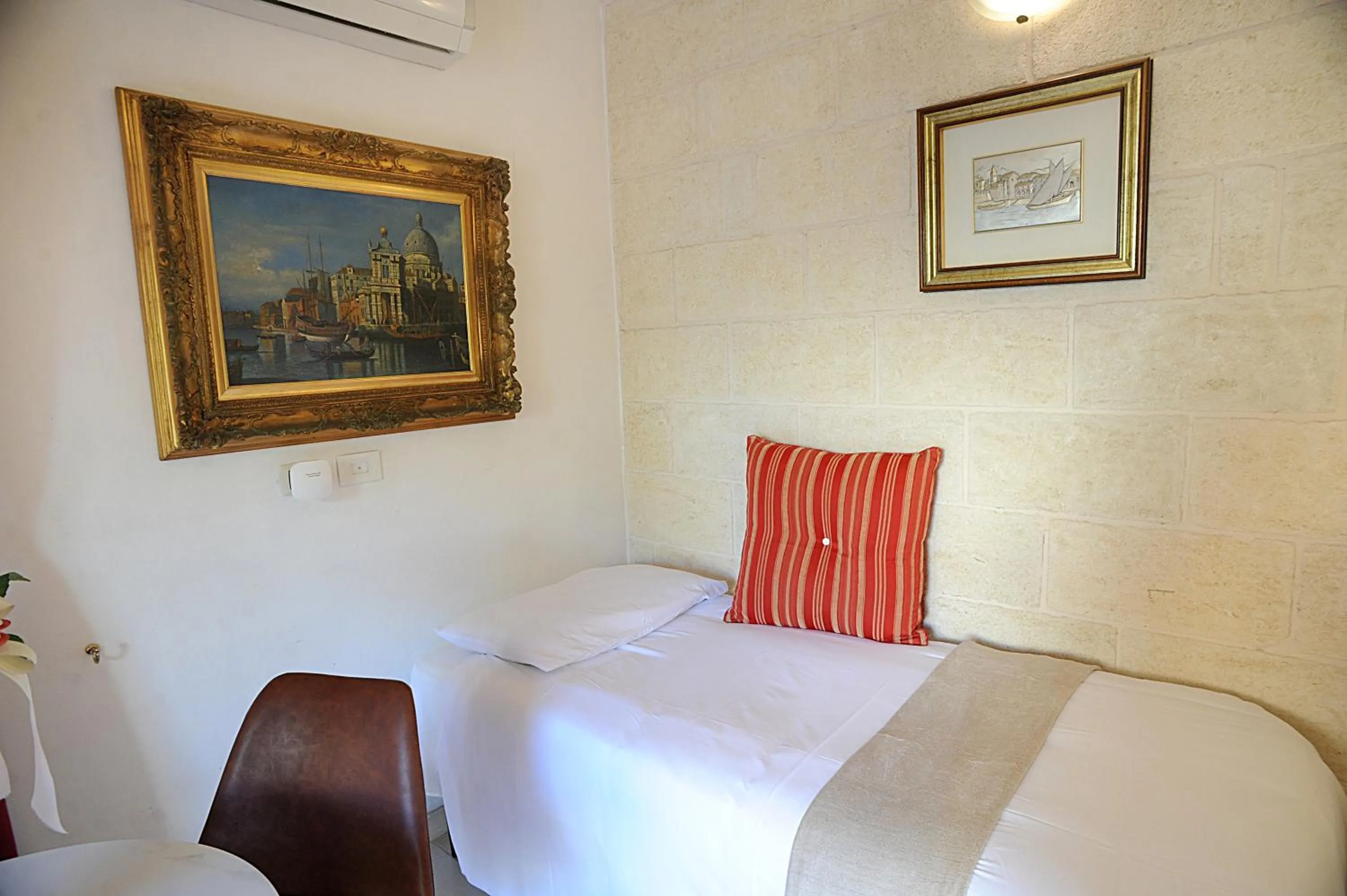 Photo of the whole room, Bed in B&B GianLuis